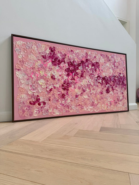 FLORALS #17, florales Acrylbild auf Leinwand in Rosa, Pink, Beere und Creme, 150 x 80 cm mit dunkelbraunem Schattenfugenrahmen.