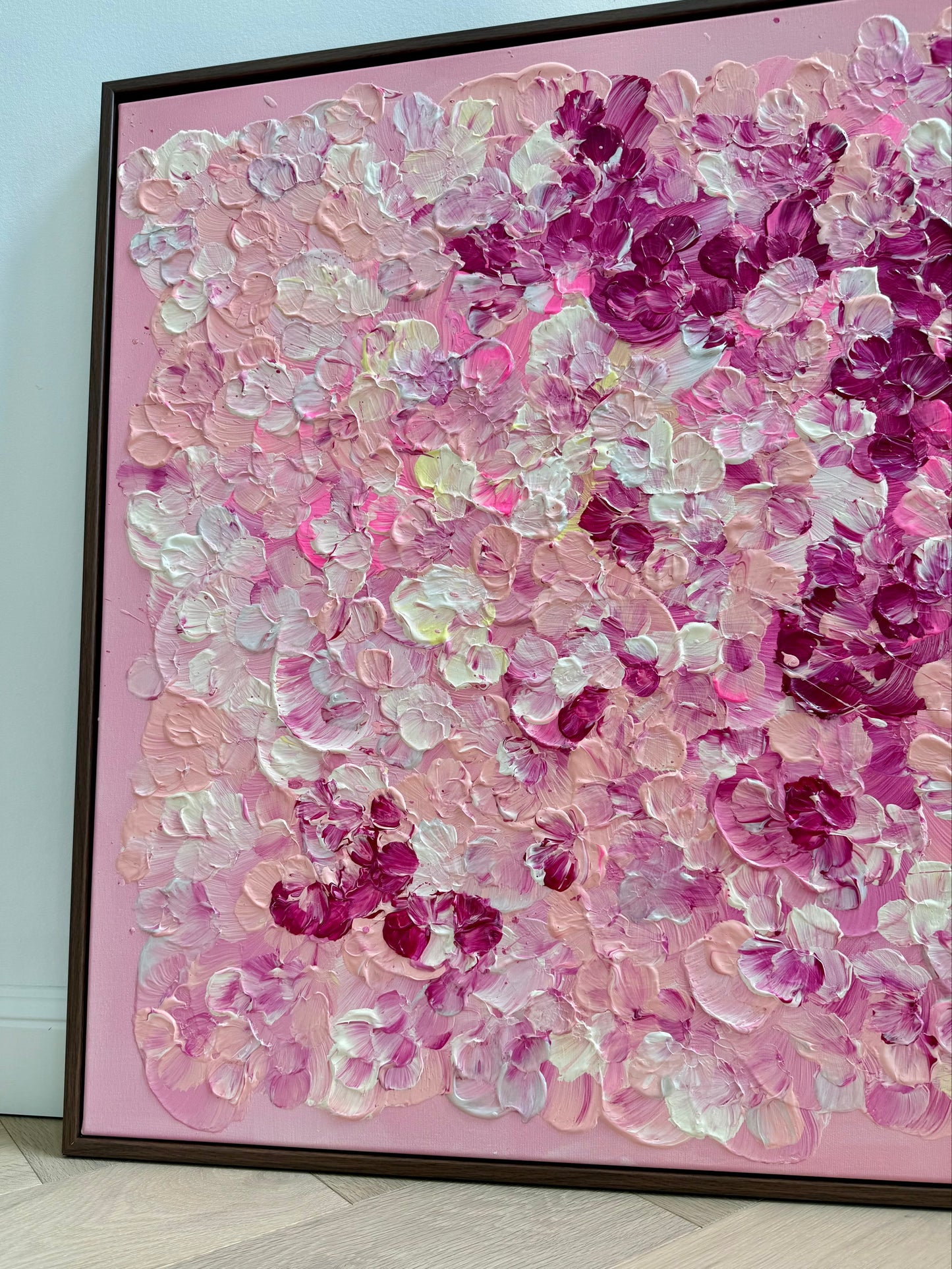 Detailansicht des floralen Acrylbildes FLORALS #17 im dunkelbraunen Schattenfugenrahmen mit sichtbarer Struktur und kräftigen Farbakzenten.