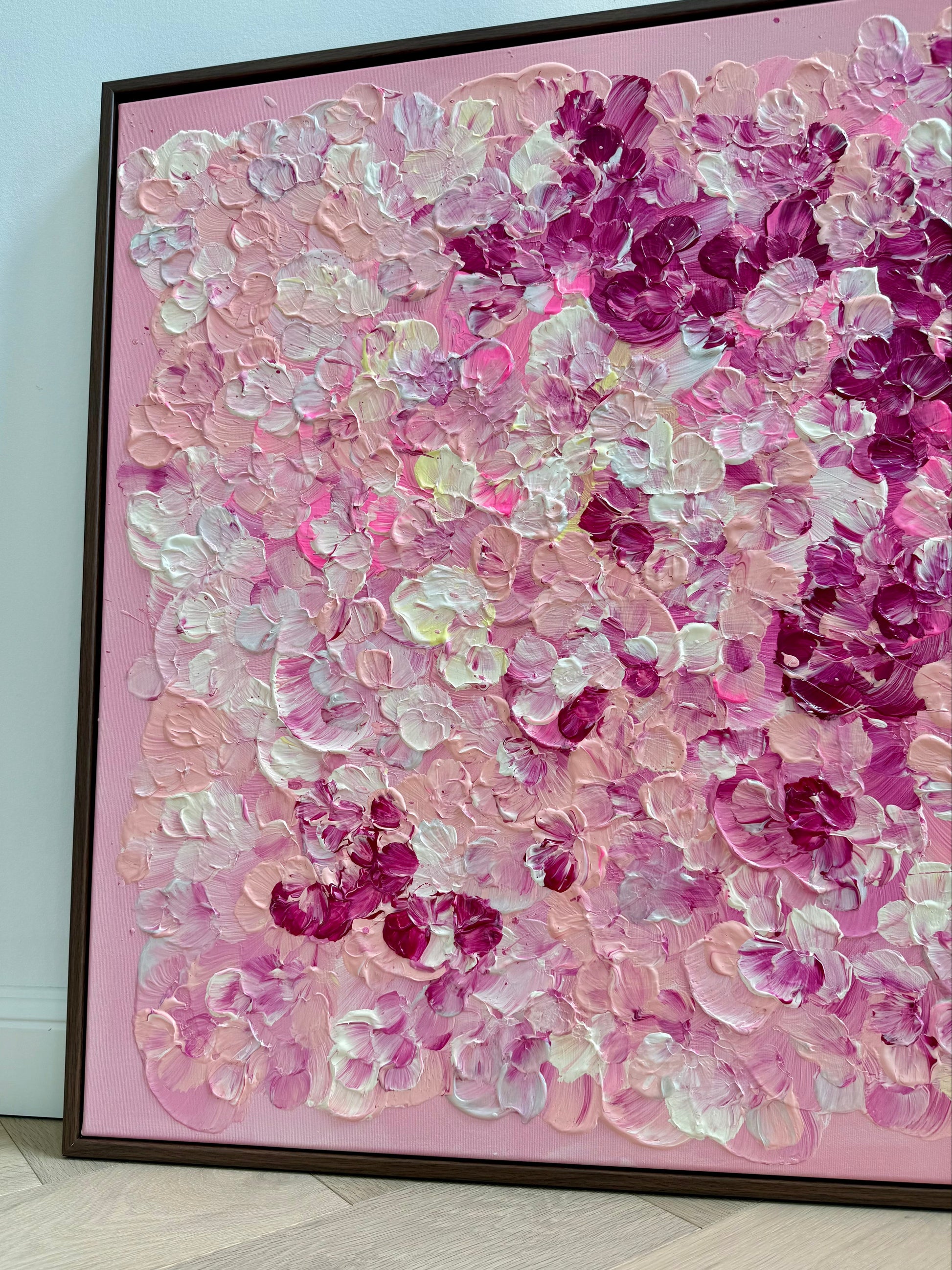 Detailansicht des floralen Acrylbildes FLORALS #17 im dunkelbraunen Schattenfugenrahmen mit sichtbarer Struktur und kräftigen Farbakzenten.