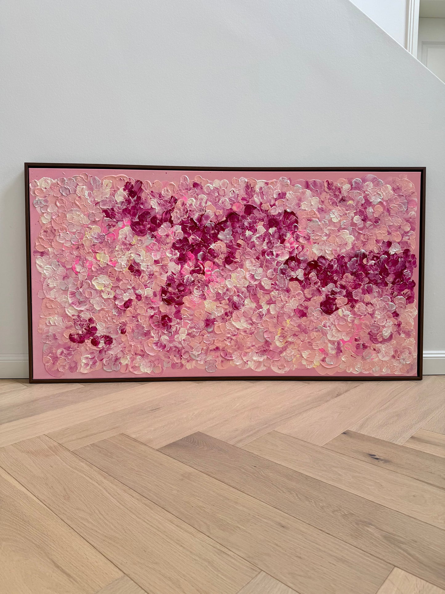 Frontalansicht des floralen Auftragskunstwerks FLORALS #17, Acryl und Acrylgel auf Leinwand in Rosa, Rosé, Creme, Pink und Beere.