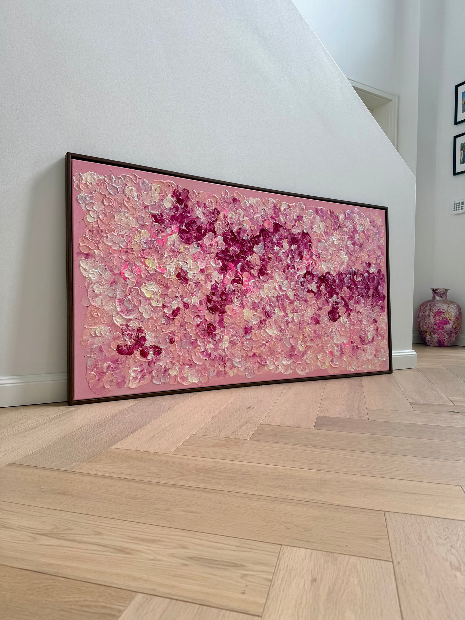 FLORALS #17 als großformatiges Wandbild auf Leinwand, 150 x 80 cm, mit rosafarbener Basis, floraler Struktur und kräftigen Beerenakzenten.