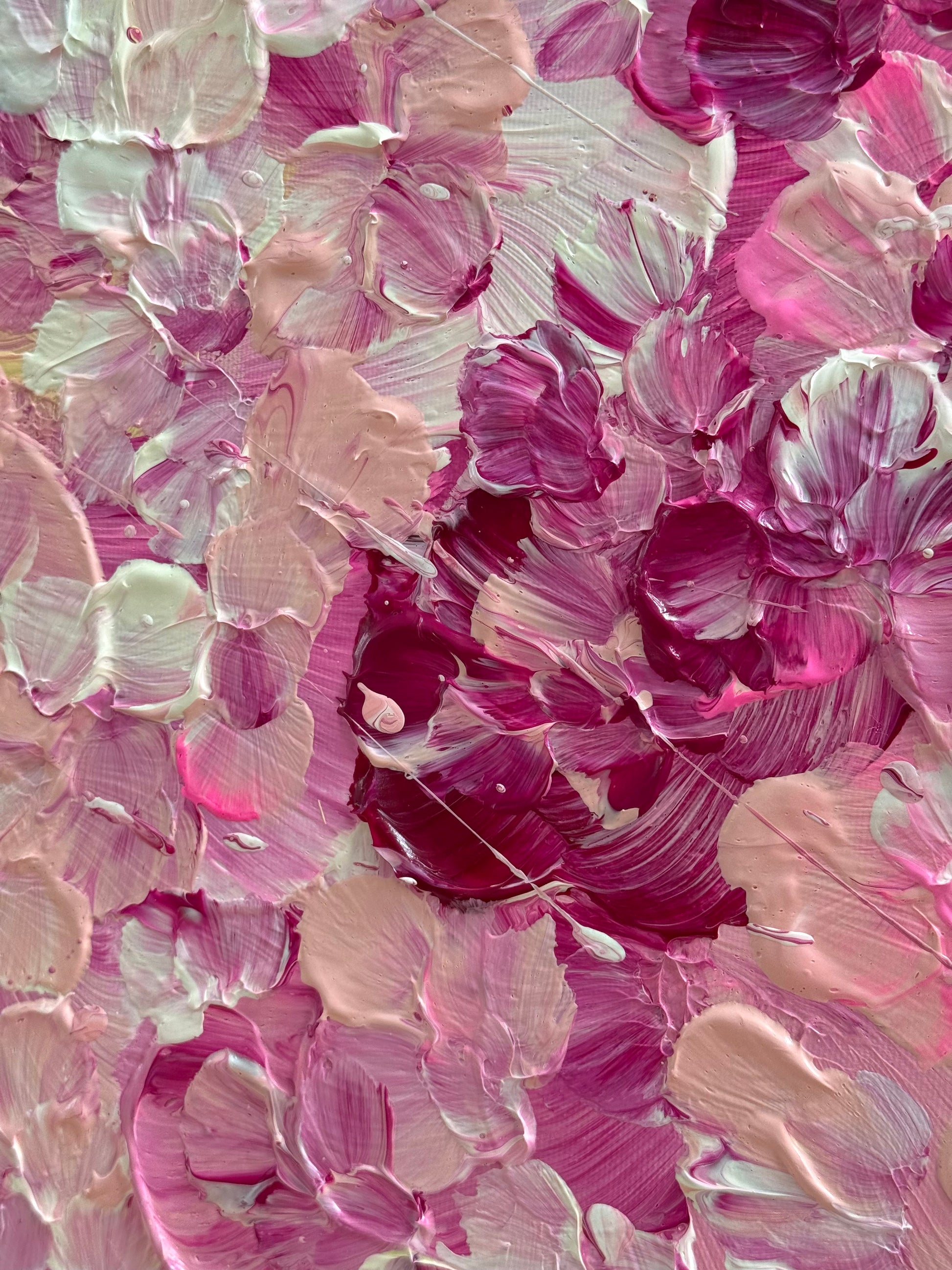 Detailaufnahme der dichten Blütenstruktur von FLORALS #17 mit Acrylgel, kräftigem Beerenton, Pink und zarten Roséflächen.