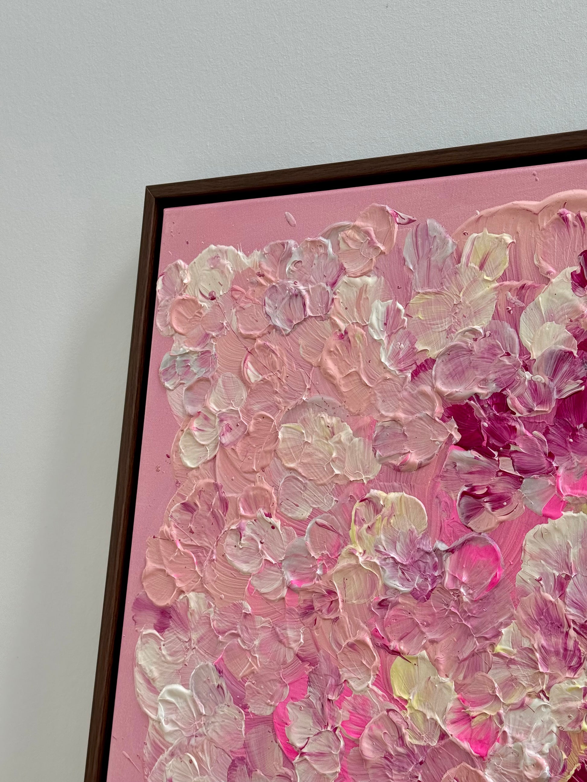 Nahaufnahme der linken oberen Ecke von FLORALS #17 mit rosa Grundton, plastischen Blüten und feinen Pink- und Cremeakzenten.