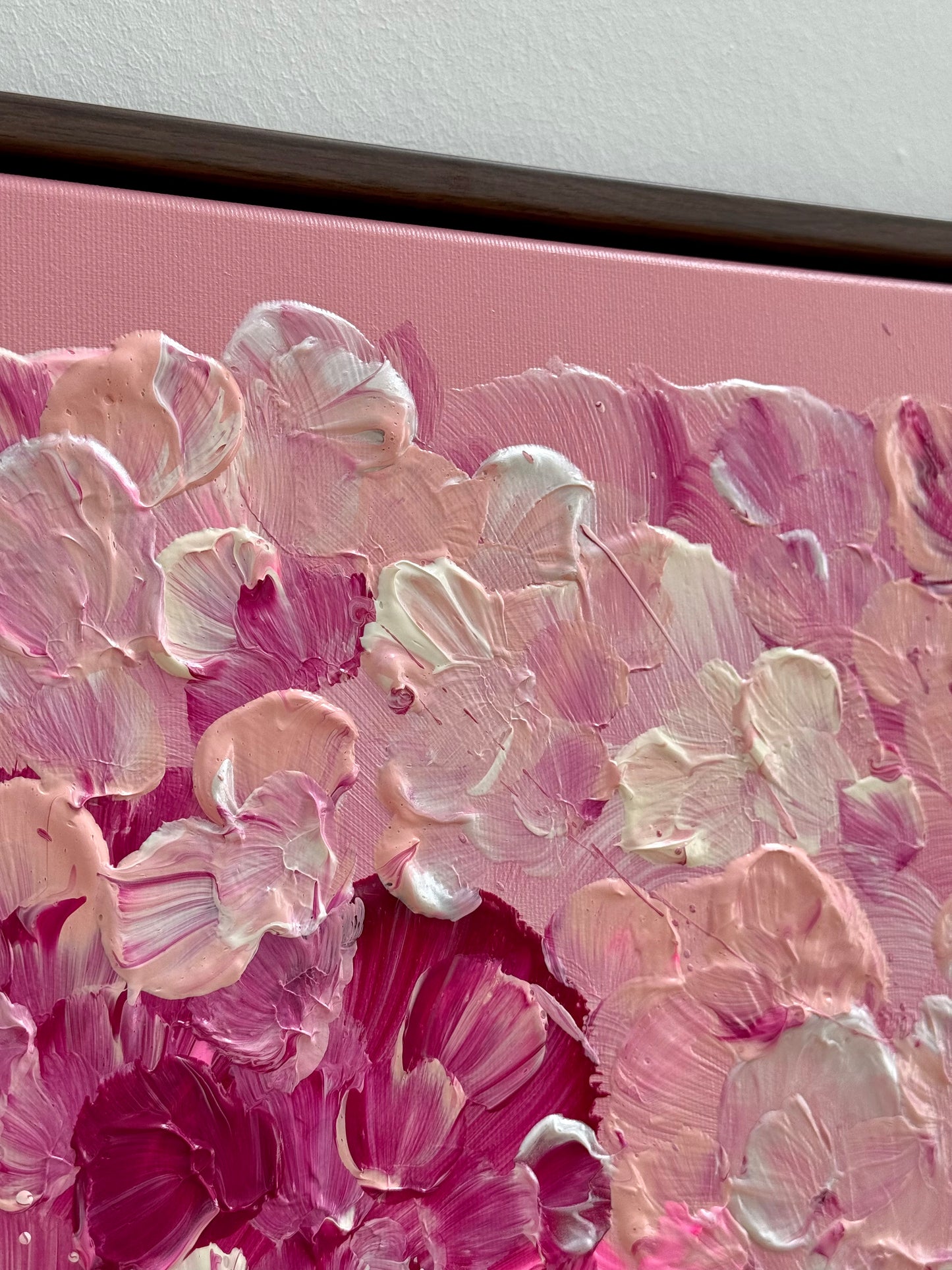 Detail der oberen Bildenkante von FLORALS #17 mit seidenmatt versiegelter Acrylstruktur, rosa Leinwand und floralen Blütenformen.