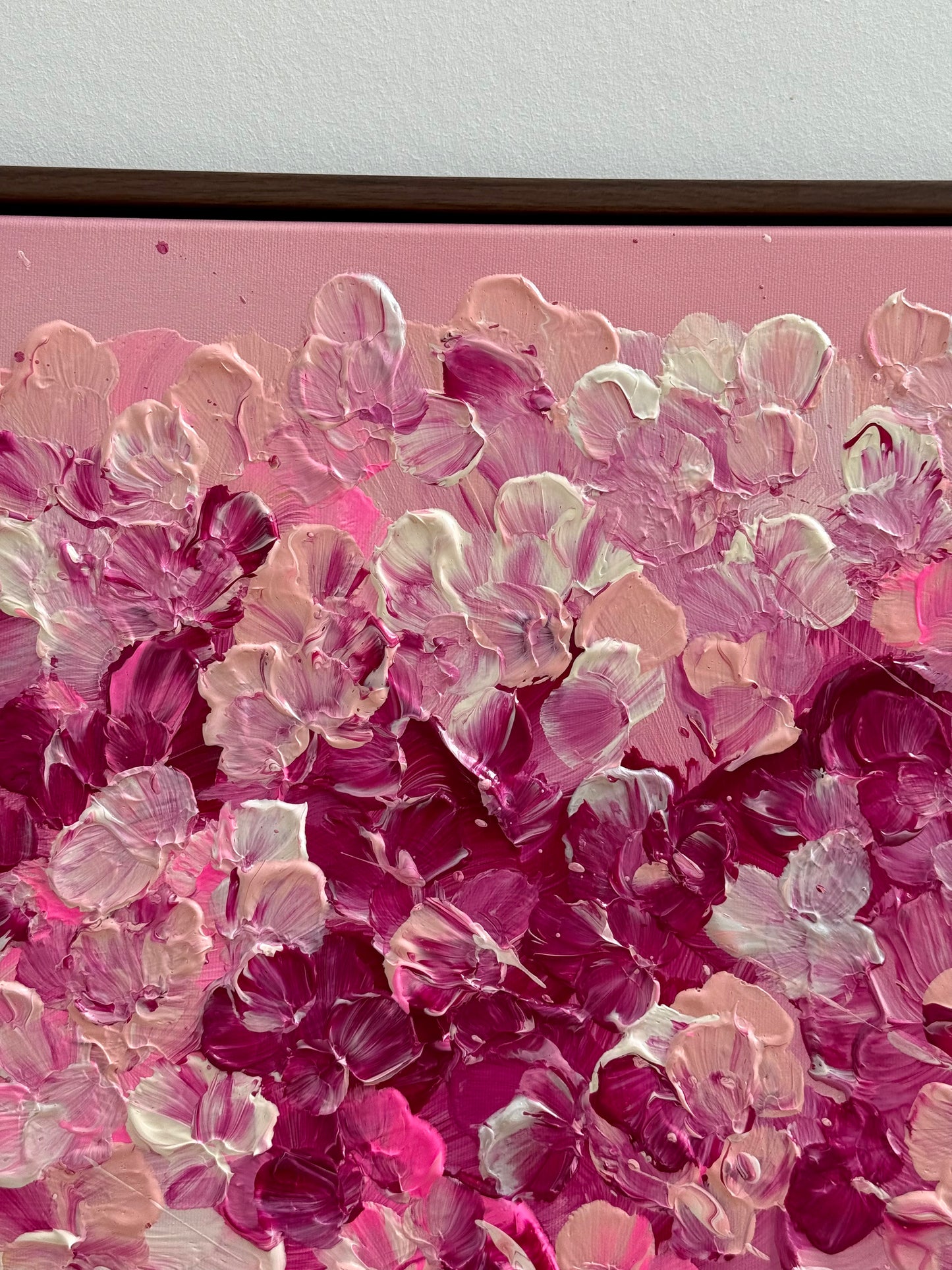 Nahaufnahme des oberen Blütenbereichs von FLORALS #17 mit strukturierter Acryloberfläche, Creme, Rosé, Pink und tiefen Beerenakzenten.