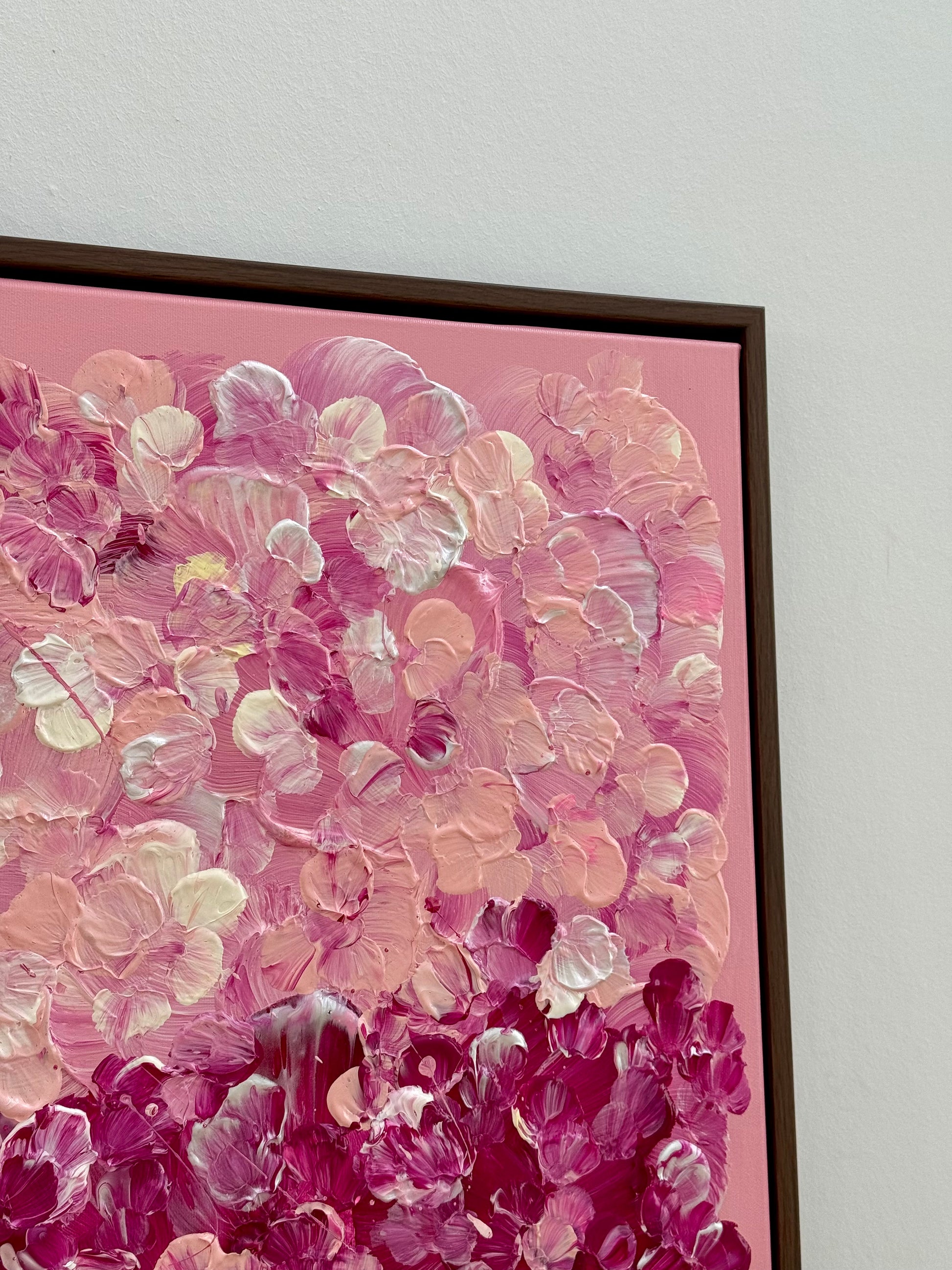 Detail der rechten oberen Ecke von FLORALS #17 mit rosafarbener Leinwand, floraler Acrylstruktur und dunkelbraunem Schattenfugenrahmen.
