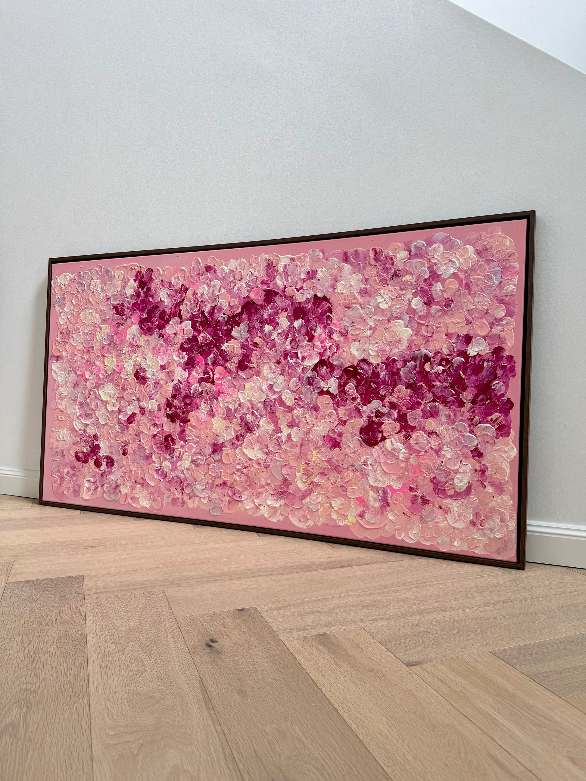 Seitliche Ansicht von FLORALS #17, großformatiges florales Acrylbild mit strukturierter Blütenoberfläche und dunkelbraunem Schattenfugenrahmen.