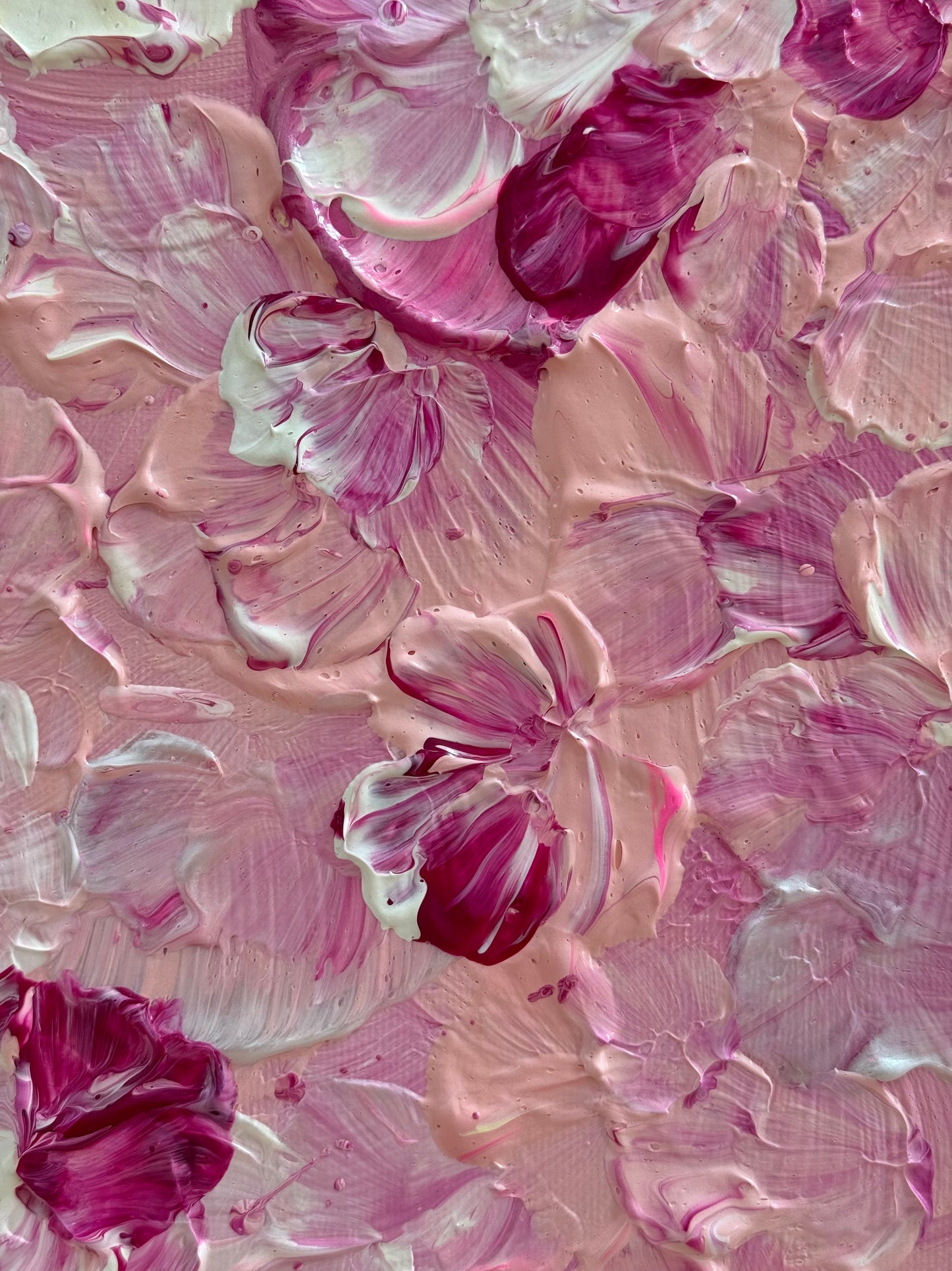 Close-up der floralen Acrylgel-Struktur von FLORALS #17 mit pastelligen Rosétönen, Creme, Pink und intensiven Beerennuancen.