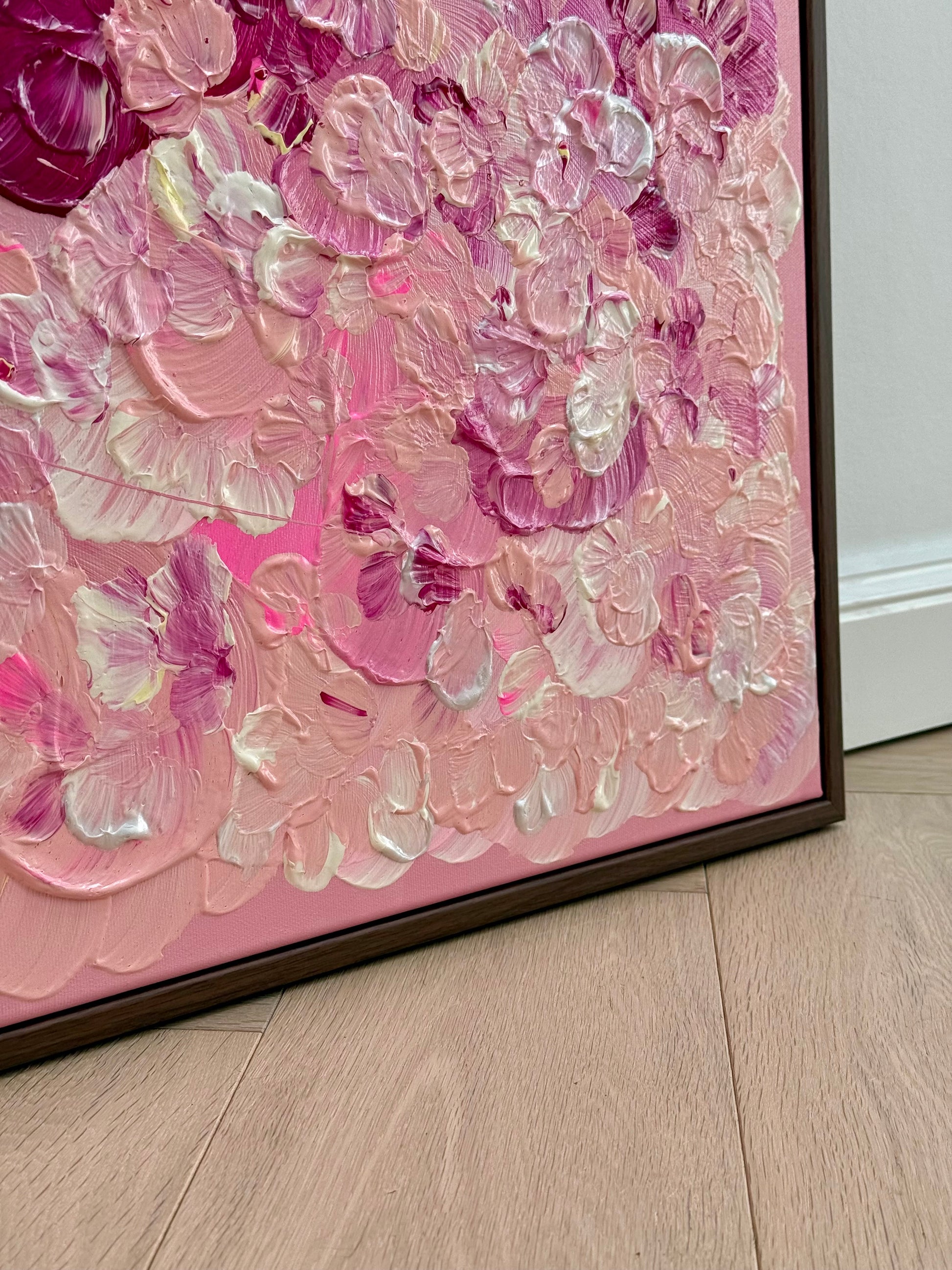 Nahaufnahme der unteren Ecke von FLORALS #17 mit strukturierter Blütenmalerei, rosa Leinwand und dunkelbraunem Schattenfugenrahmen.
