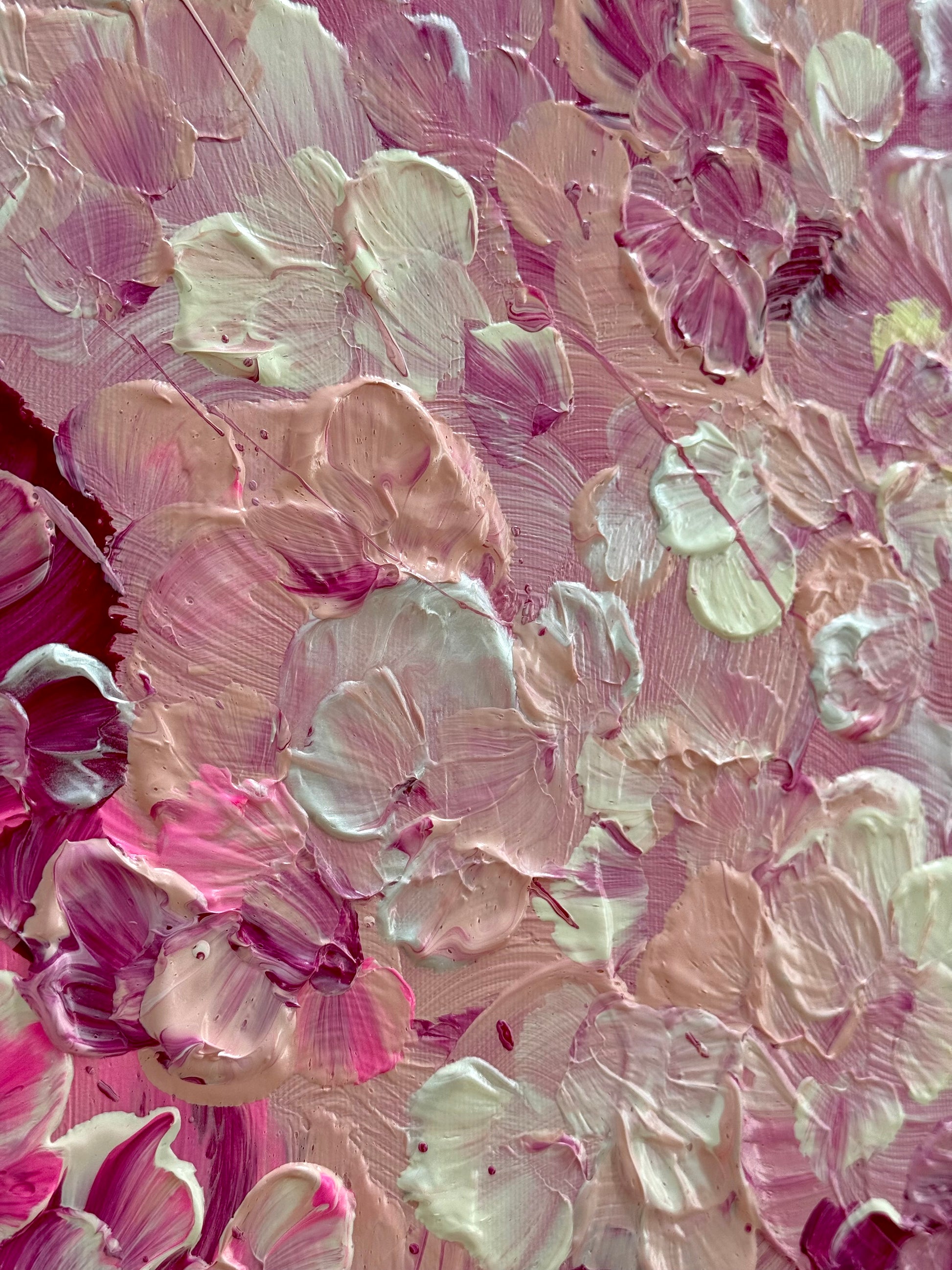 Nahaufnahme zarter Blütenstrukturen von FLORALS #17 in Rosa, Rosé, Creme, Hellgelb und irisierendem Weiß mit feinen Pinkakzenten.