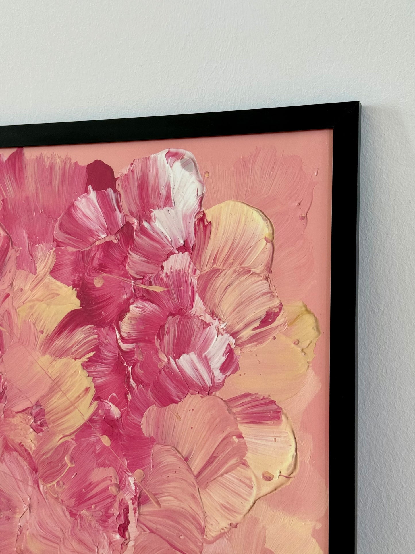 Nahaufnahme von FLORALS #18 mit übereinanderliegenden floralen Pinselspuren in kräftigem Rosa, Beere, Off-White und sanften Sandtönen.