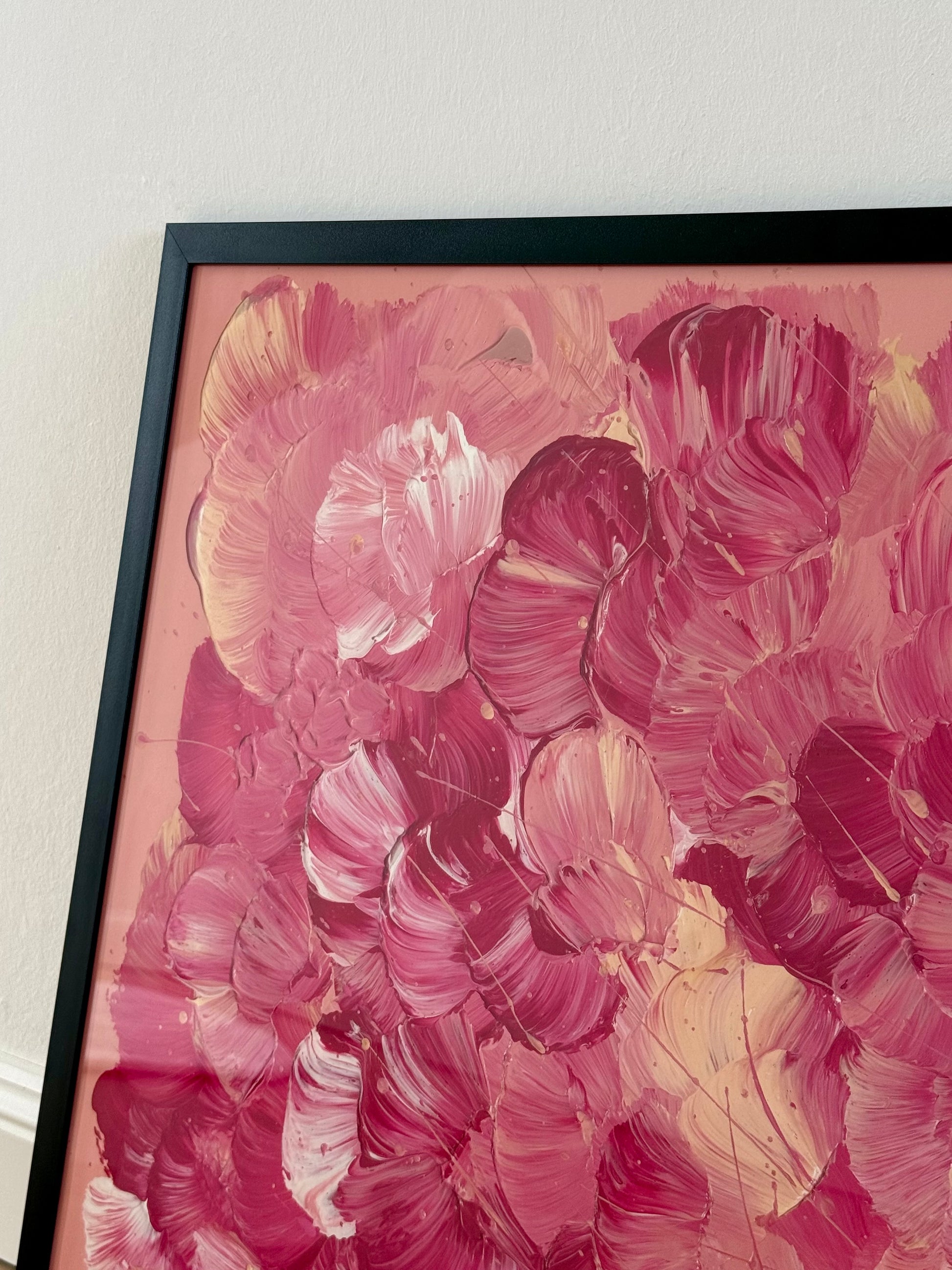 Detailansicht des gerahmten Prints FLORALS #18 mit dicht angeordneten abstrakten Blütenformen und sichtbaren Pinselspuren in Rosa und Beere.