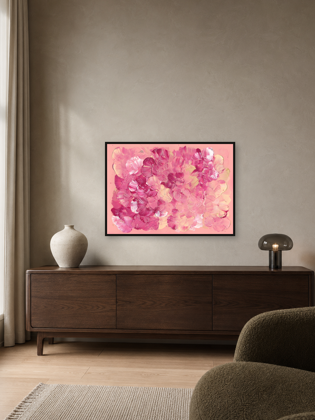 FLORALS #18 hängt im schwarzen Rahmen über einem dunklen Holzsideboard in einem modern eingerichteten Wohnzimmer mit warmen Naturtönen.