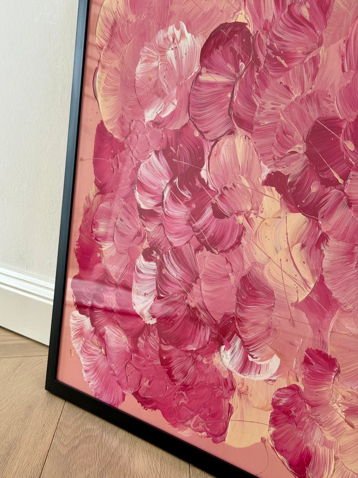 Seitliche Nahaufnahme von FLORALS #18 im schwarzen Rahmen mit vielschichtigen floralen Formen in Rosa, Beere, Sand und Off-White.