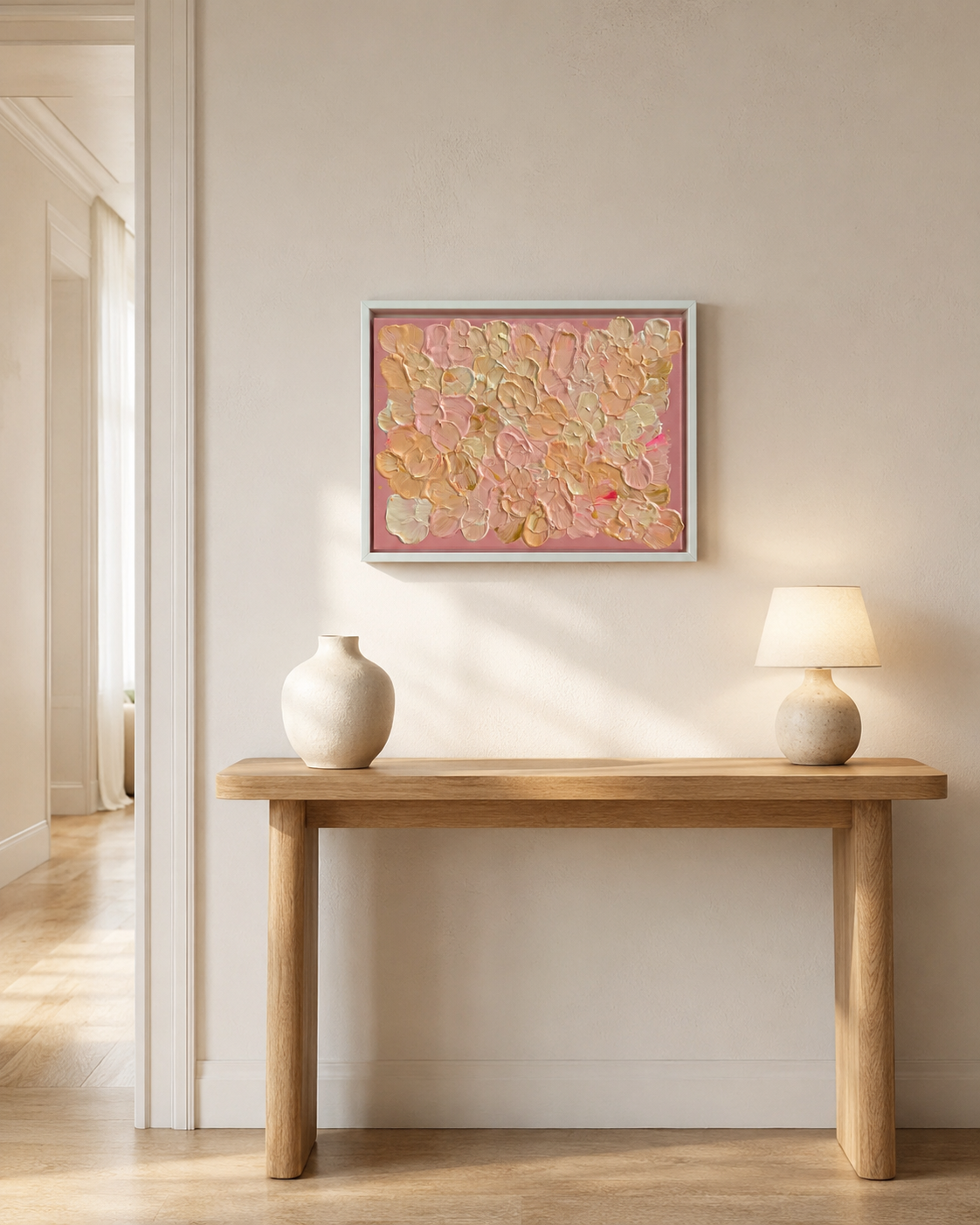 Mockup des kleinen Kunstwerks FLORALS #19 in Rosa- und Apricottönen, gerahmt im weißen Schattenfugenrahmen. Das Kunstwerk hängt über einem Holz-Sideboard