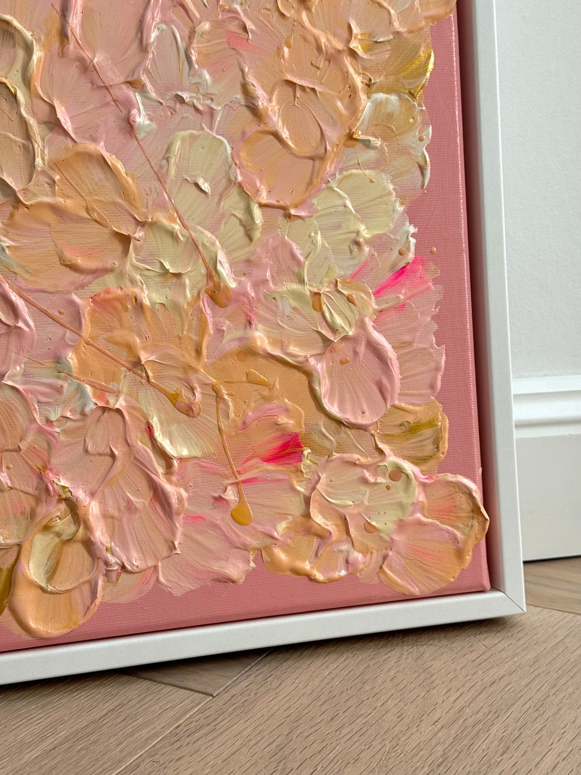 Detailansicht der rechten unteren Ecke von FLORALS #19 mit plastischer Acrylstruktur, pinken Highlights und goldenen Akzenten im weißen Rahmen.