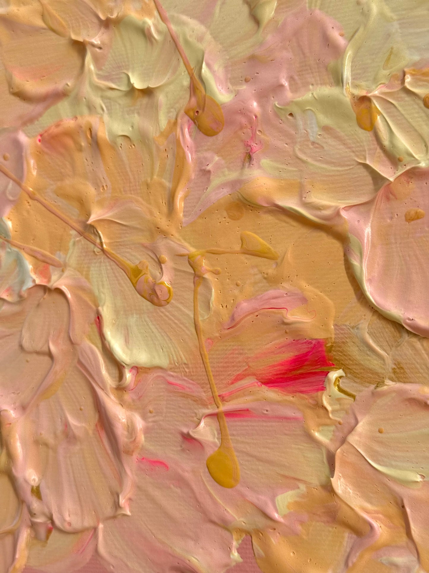 Makroaufnahme von FLORALS #19 mit plastischer Acrylstruktur in Apricot, Rosa und Creme, kräftigen pinken Details und goldenen Farbakzenten.