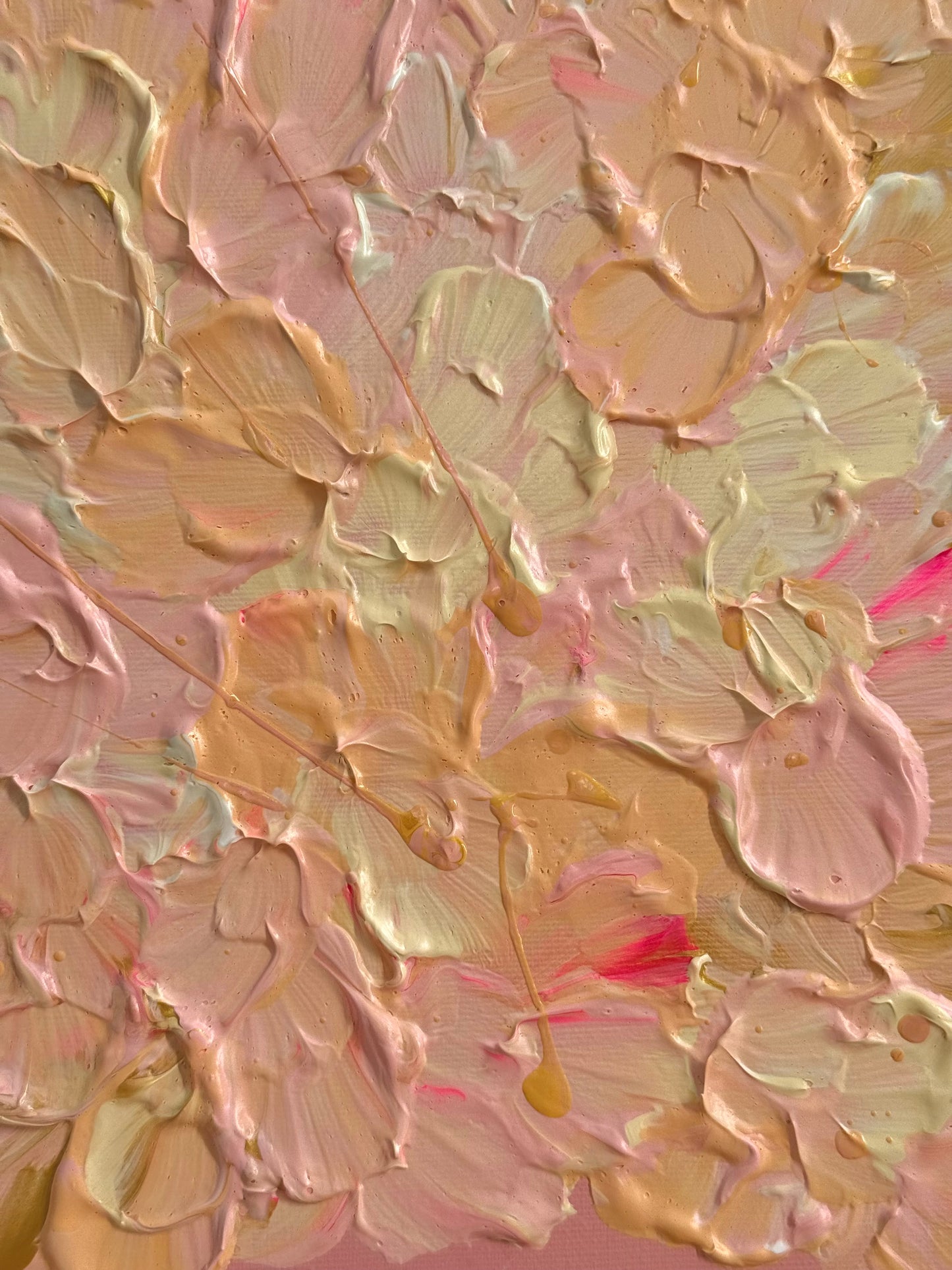 Nahaufnahme von FLORALS #19 mit cremigen Farbschichten in Rosa, Apricot, Creme und Buttergelb sowie feinen goldenen Linien.