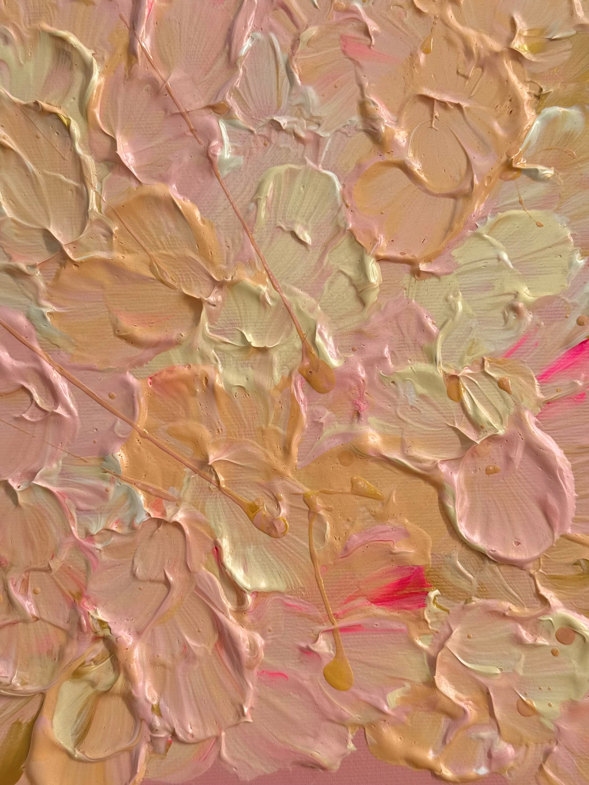 Nahaufnahme von FLORALS #19 mit cremigen Farbschichten in Rosa, Apricot, Creme und Buttergelb sowie feinen goldenen Linien.