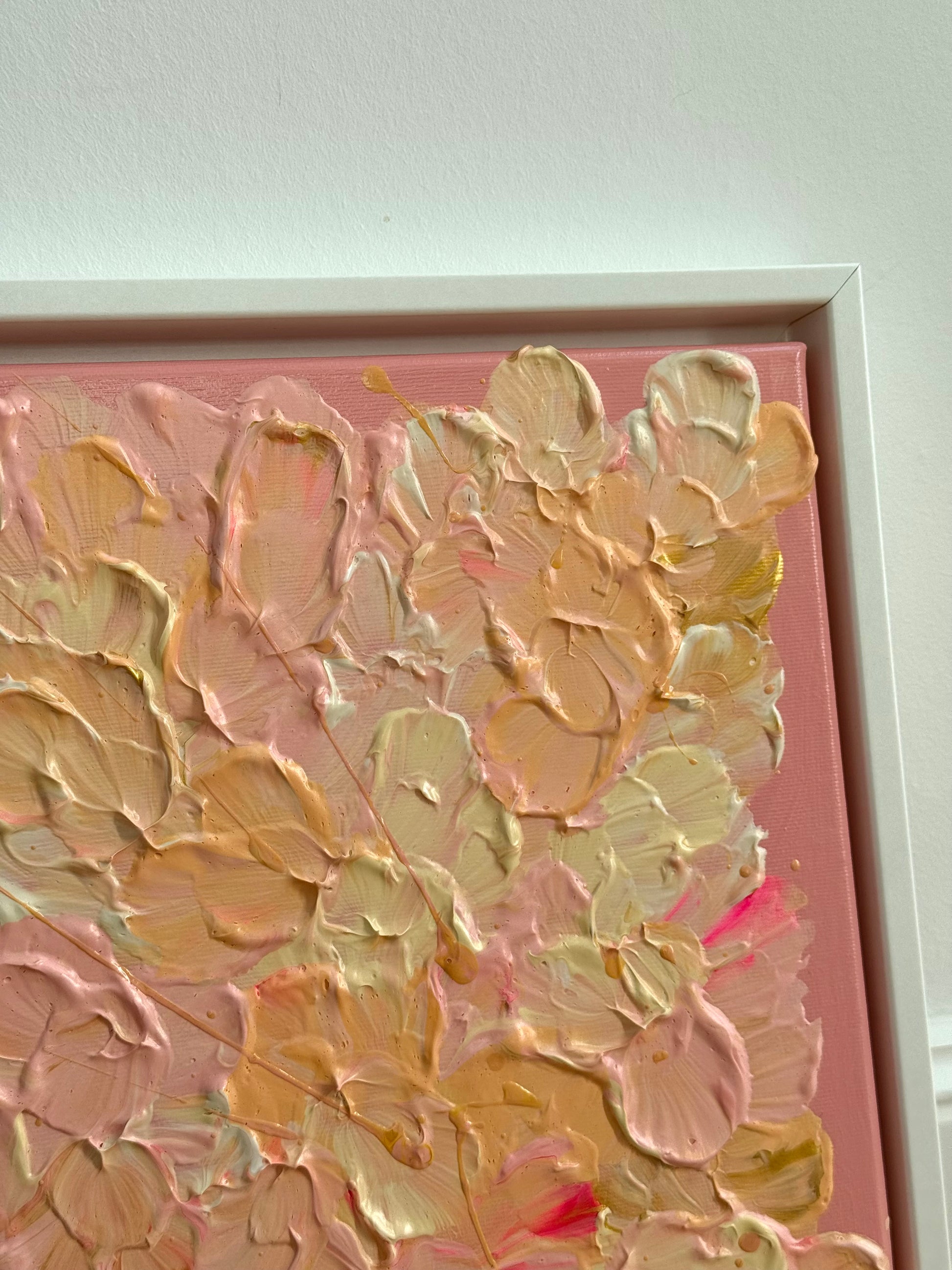 Detail der rechten oberen Ecke von FLORALS #19 mit abstrakten Blütenformen, pastoser Textur und goldenen Akzenten im weißen Schattenfugenrahmen.