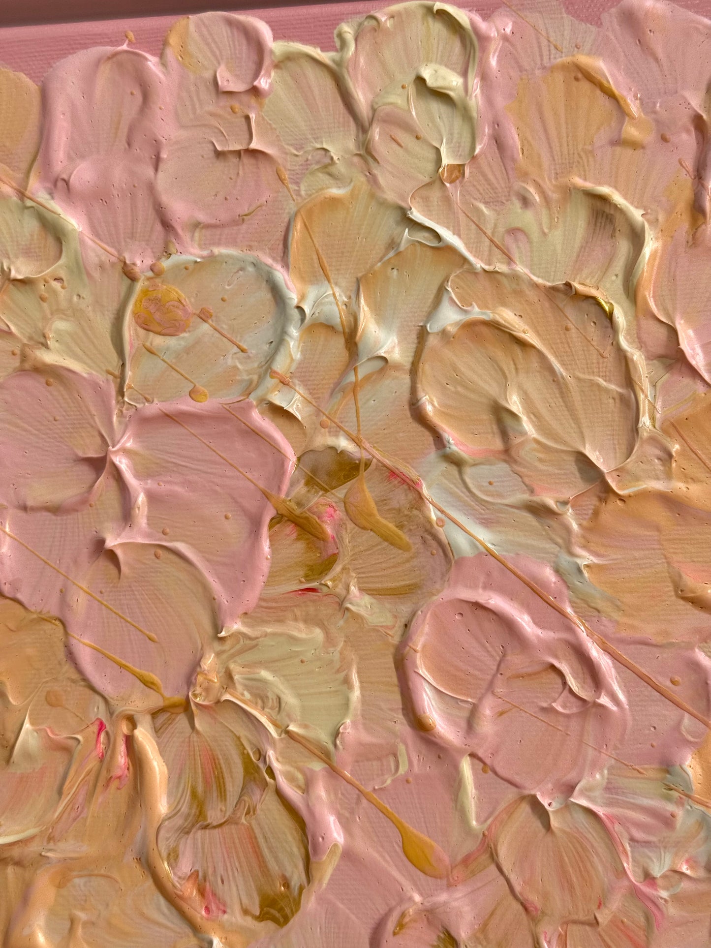 Detailaufnahme der abstrakten Blütenformen von FLORALS #19 mit cremiger Strukturpaste in Rosa, Apricot, Buttergelb und Creme.