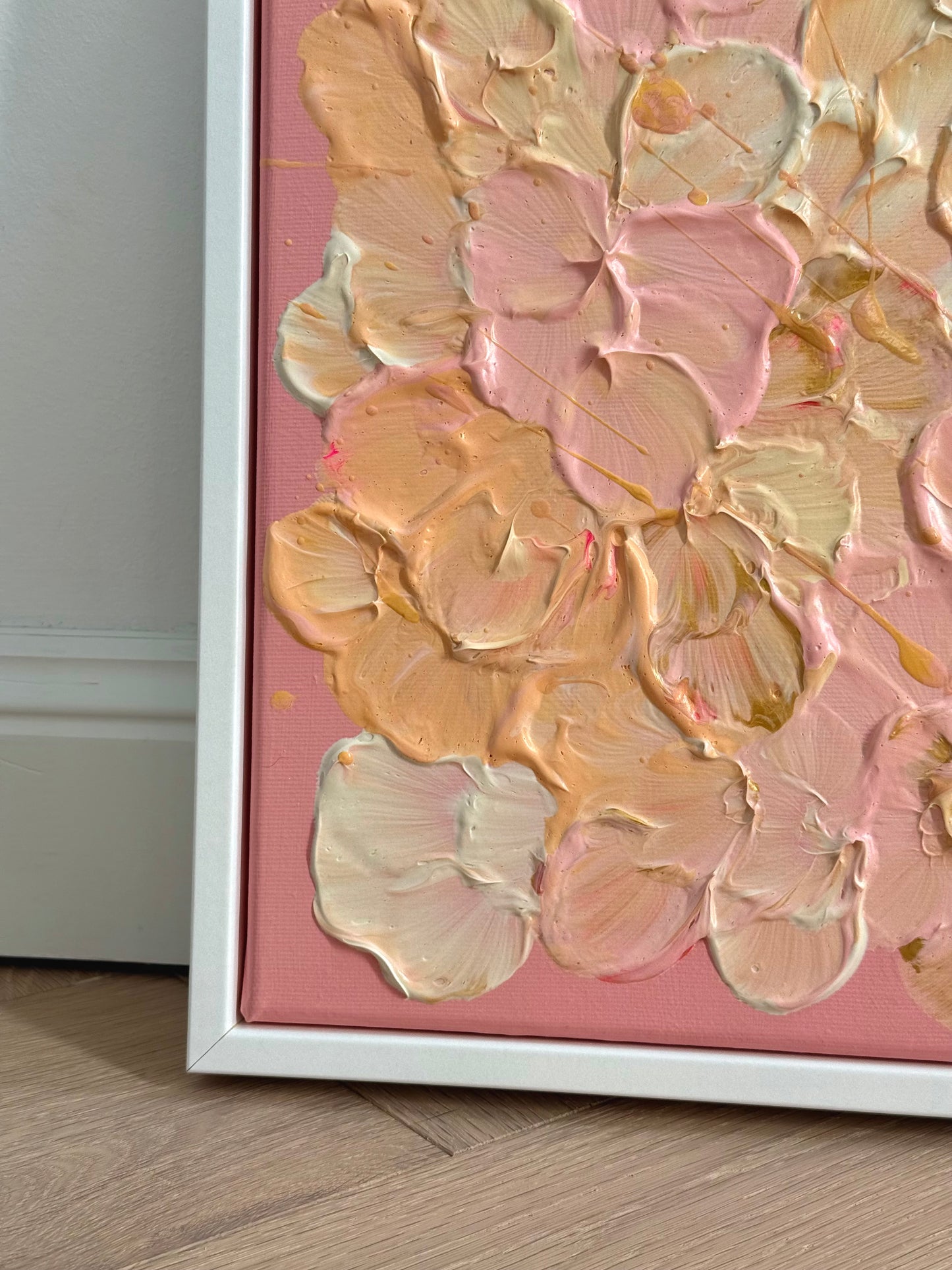 Detail der linken unteren Ecke von FLORALS #19 mit pastoser Blütenstruktur in Apricot, Rosa und Creme sowie weißem Schattenfugenrahmen.