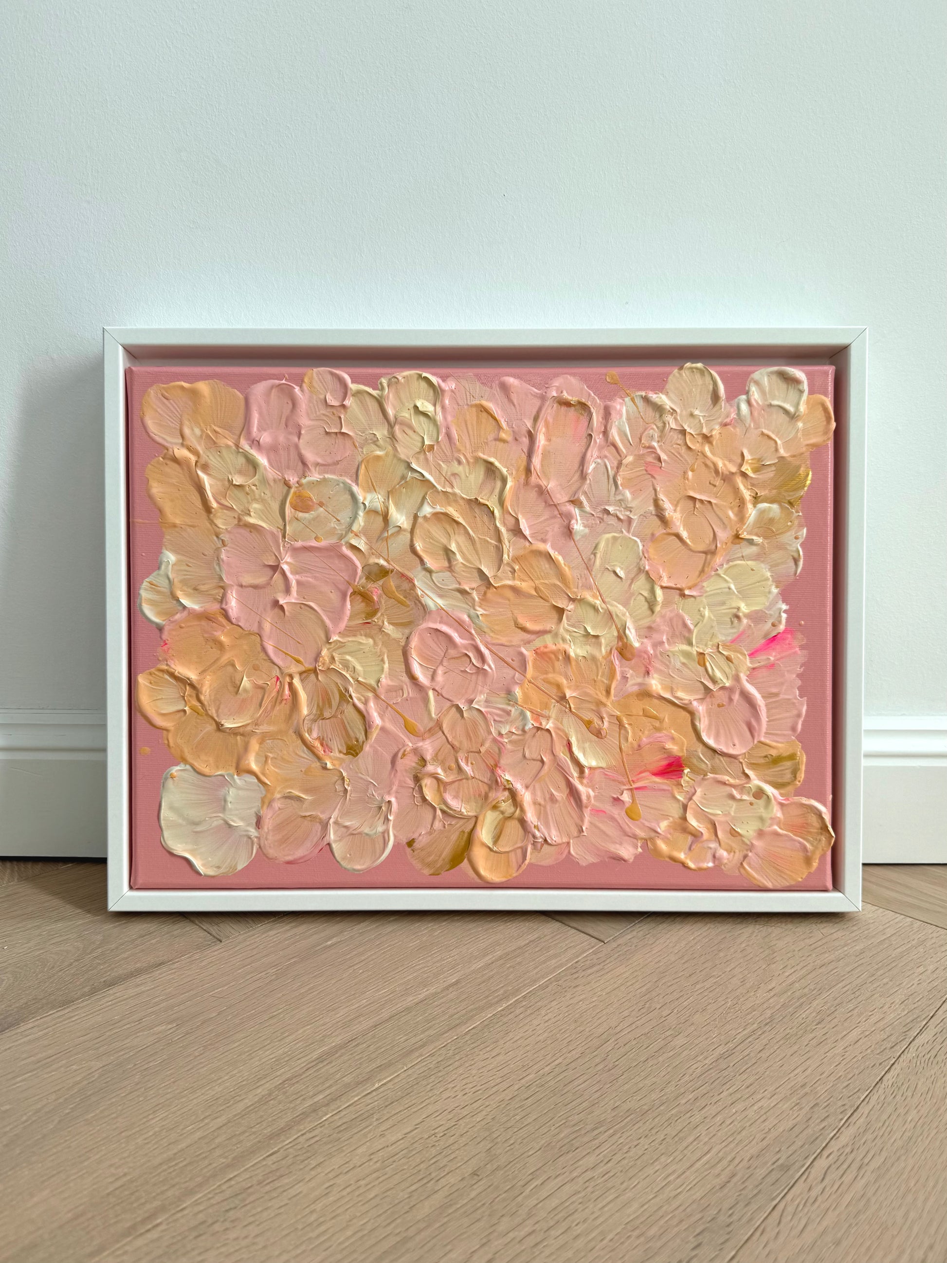FLORALS #19, kleines florales Acrylbild im Format 40 × 30 cm in Rosa, Apricot, Creme und Buttergelb mit weißem Schattenfugenrahmen.
