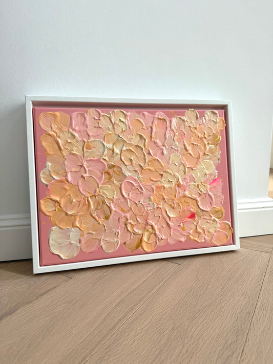 Gerahmtes Acrylbild FLORALS #19 im Querformat, angelehnt an eine helle Wand, mit floraler Textur in Rosa, Apricot und Buttergelb.