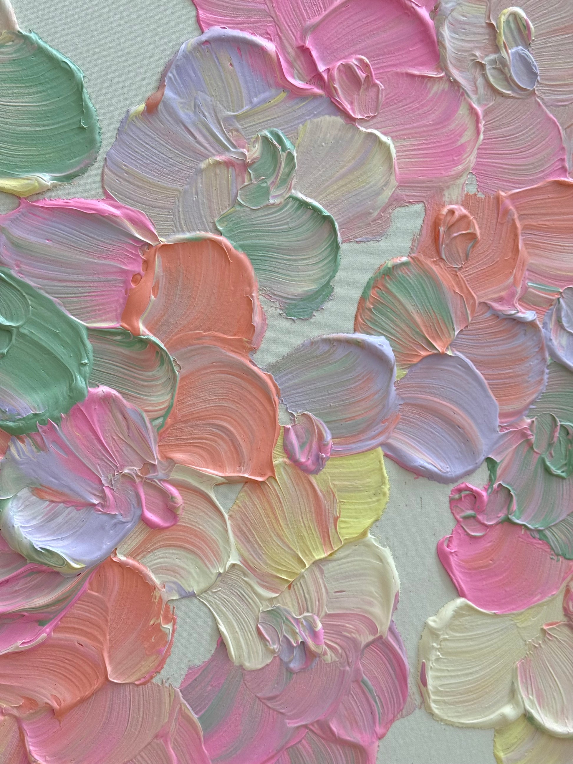 Close-up von FLORALS #20 mit floraler Acrylstruktur in Pink, Salbei, Flieder und Off-White auf roher Leinwand.