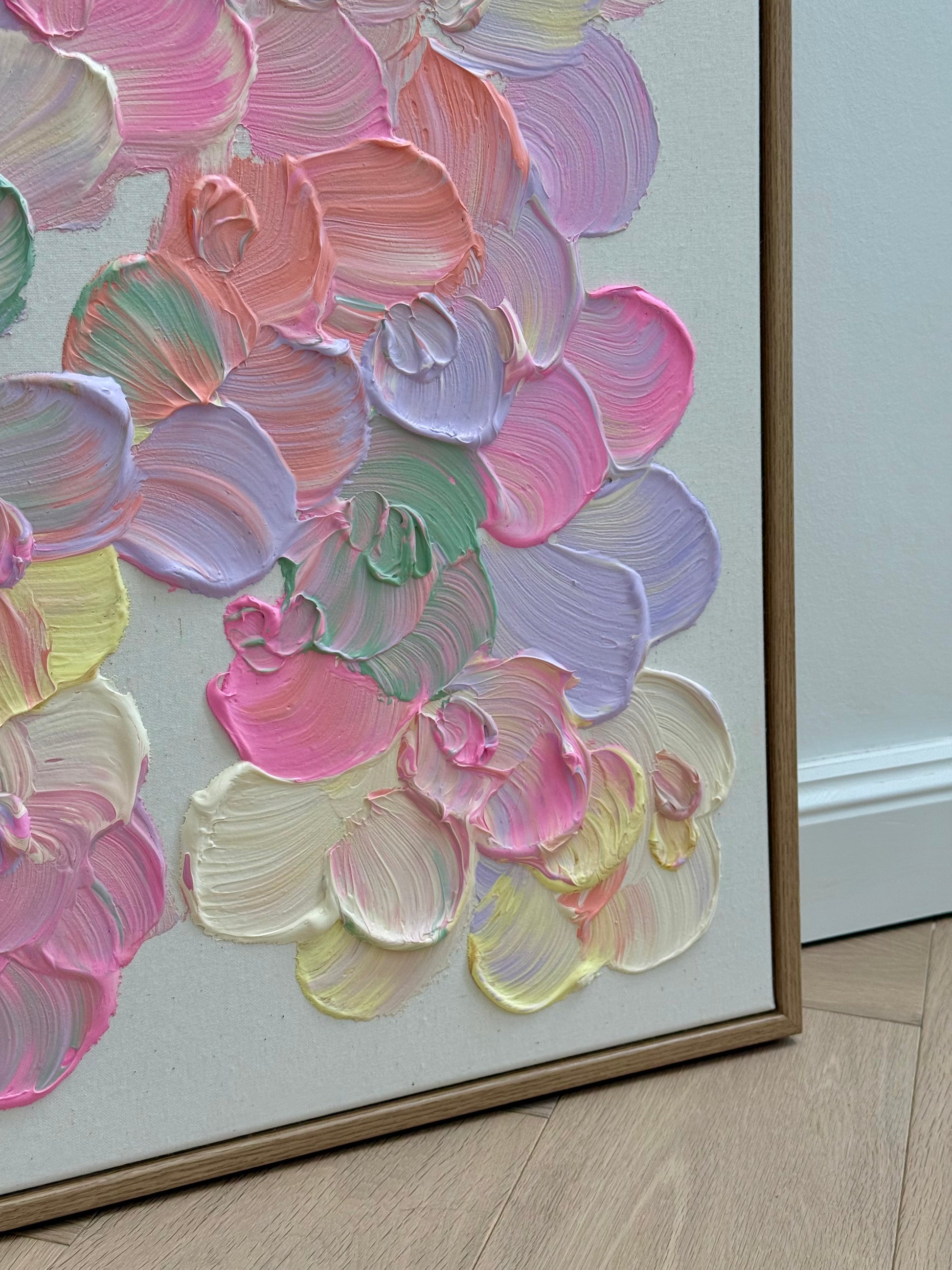 Detail eines floralen Acrylbildes mit cremiger Textur, sichtbaren Pinselzügen und sanften Farben auf roher Leinwand.