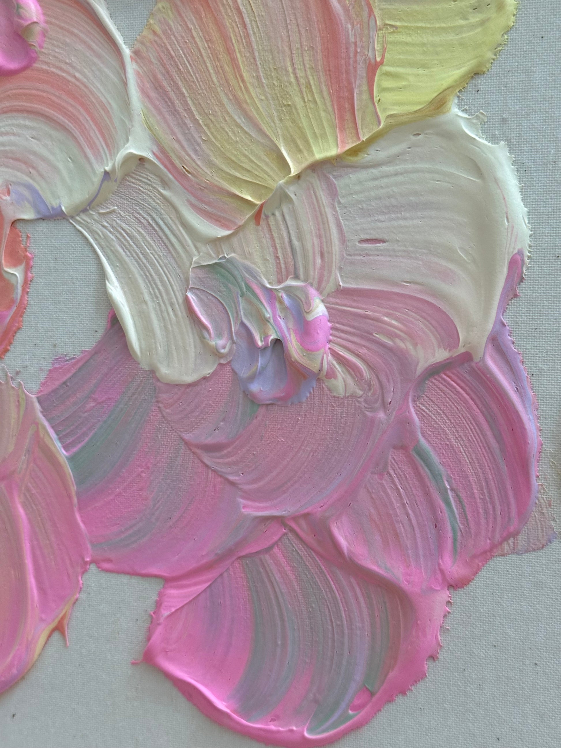 Detailaufnahme pinker Blüten von FLORALS #20 mit sichtbarer Leinwand, cremiger Acrylfarbe und zarter Strukturpaste.