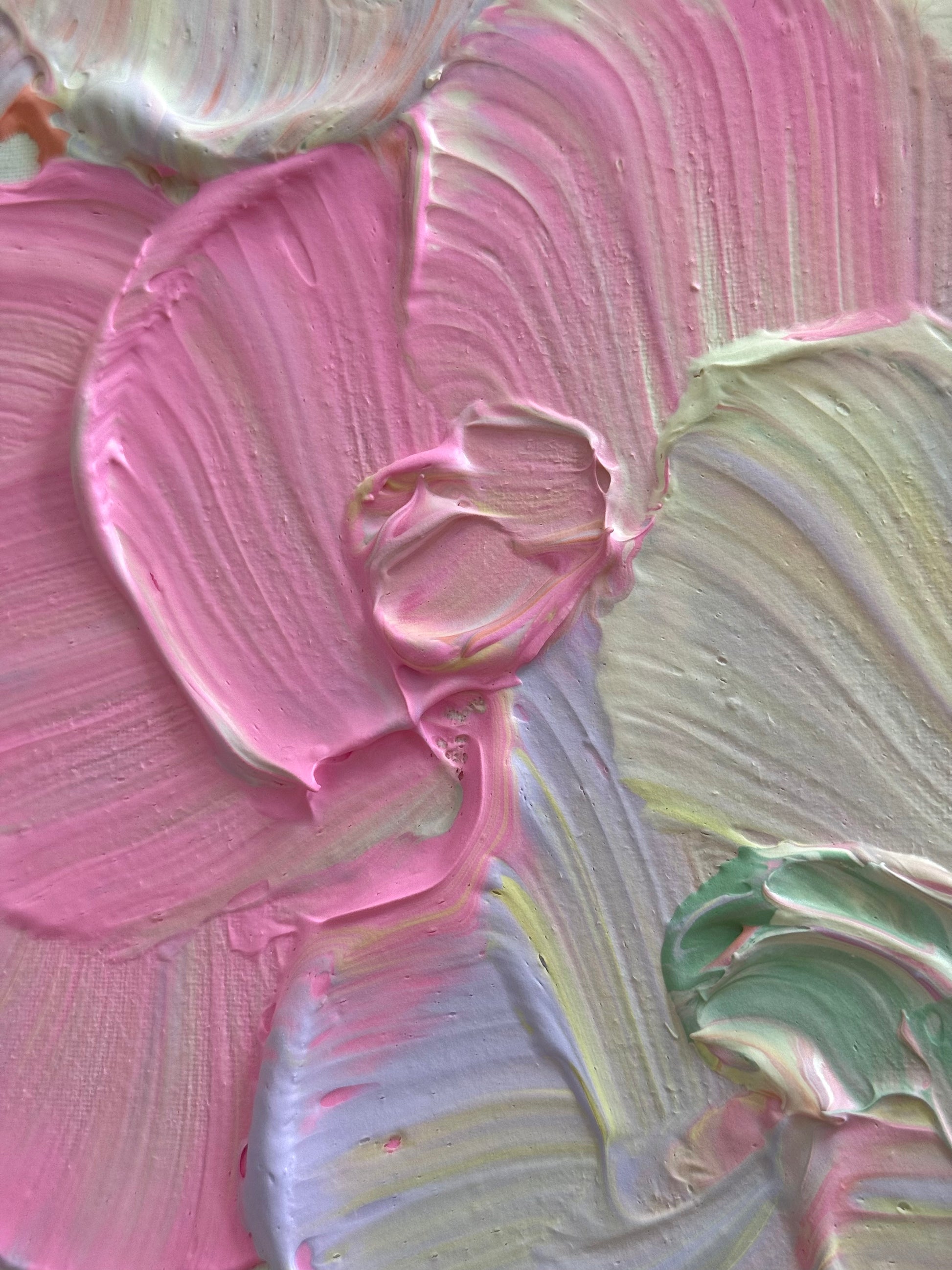 Detailansicht von FLORALS #20 mit salbeigrünen und pinken Blüten, dicker Acrylfarbe und feiner Strukturpaste auf Leinwand.