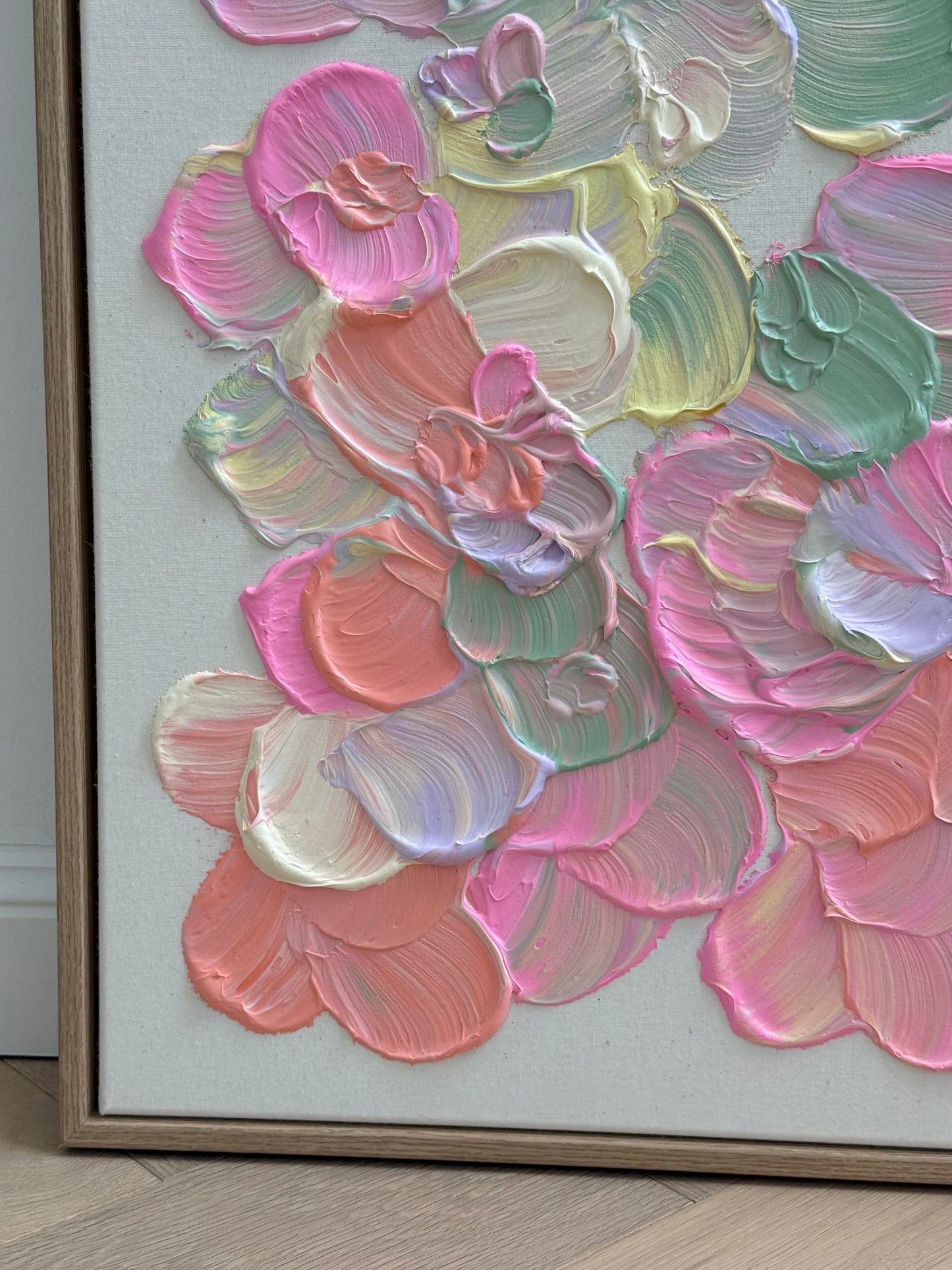 Makroaufnahme der strukturierten Blüten von FLORALS #20 mit dicker Acrylfarbe, feiner Strukturpaste und zarten Pastelltönen.