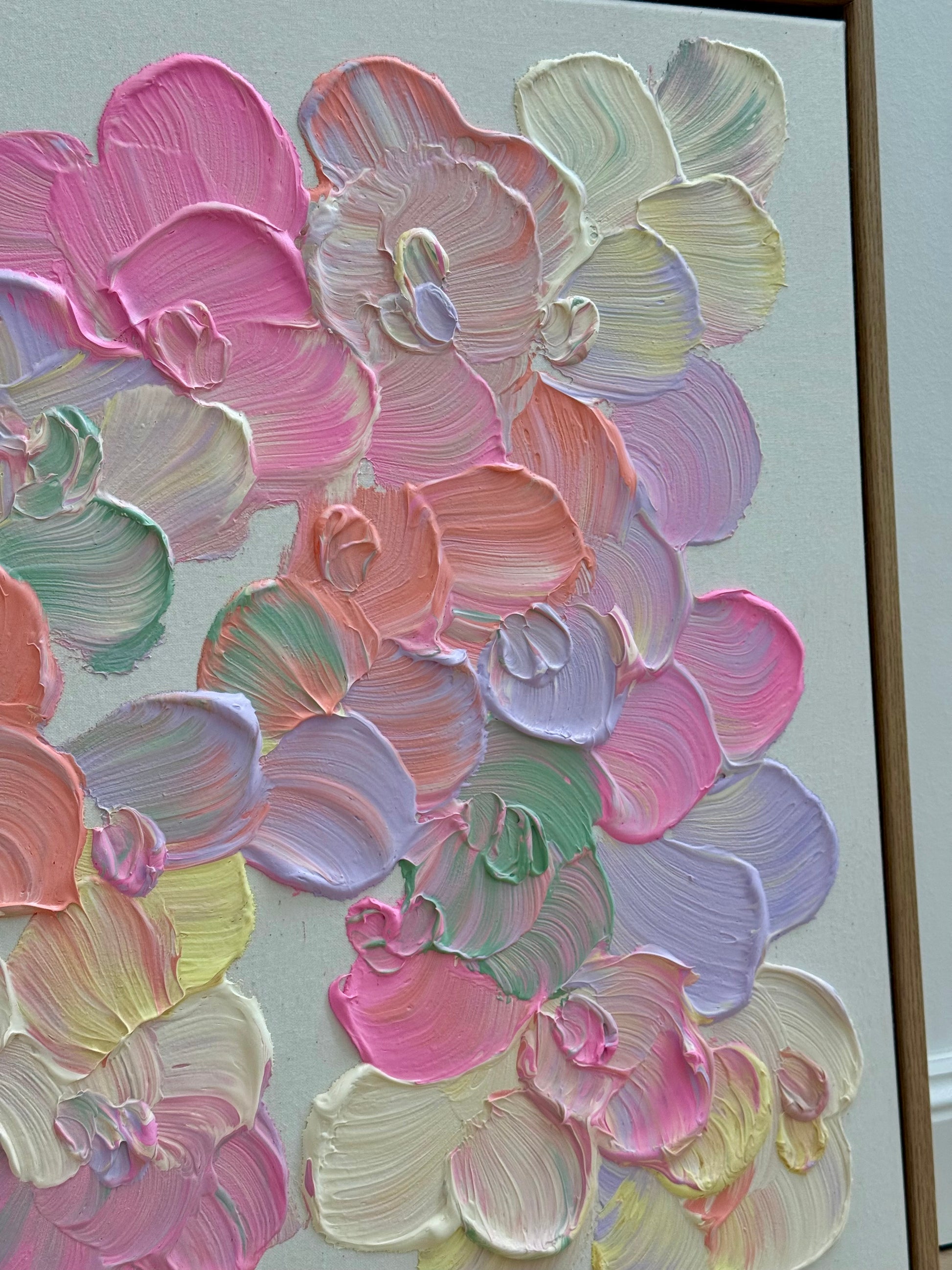 Nahaufnahme der pastelligen Blütenstruktur von FLORALS #20 mit Pink, Flieder, Hellgelb, Salbei und hellem Apricot-Orange.