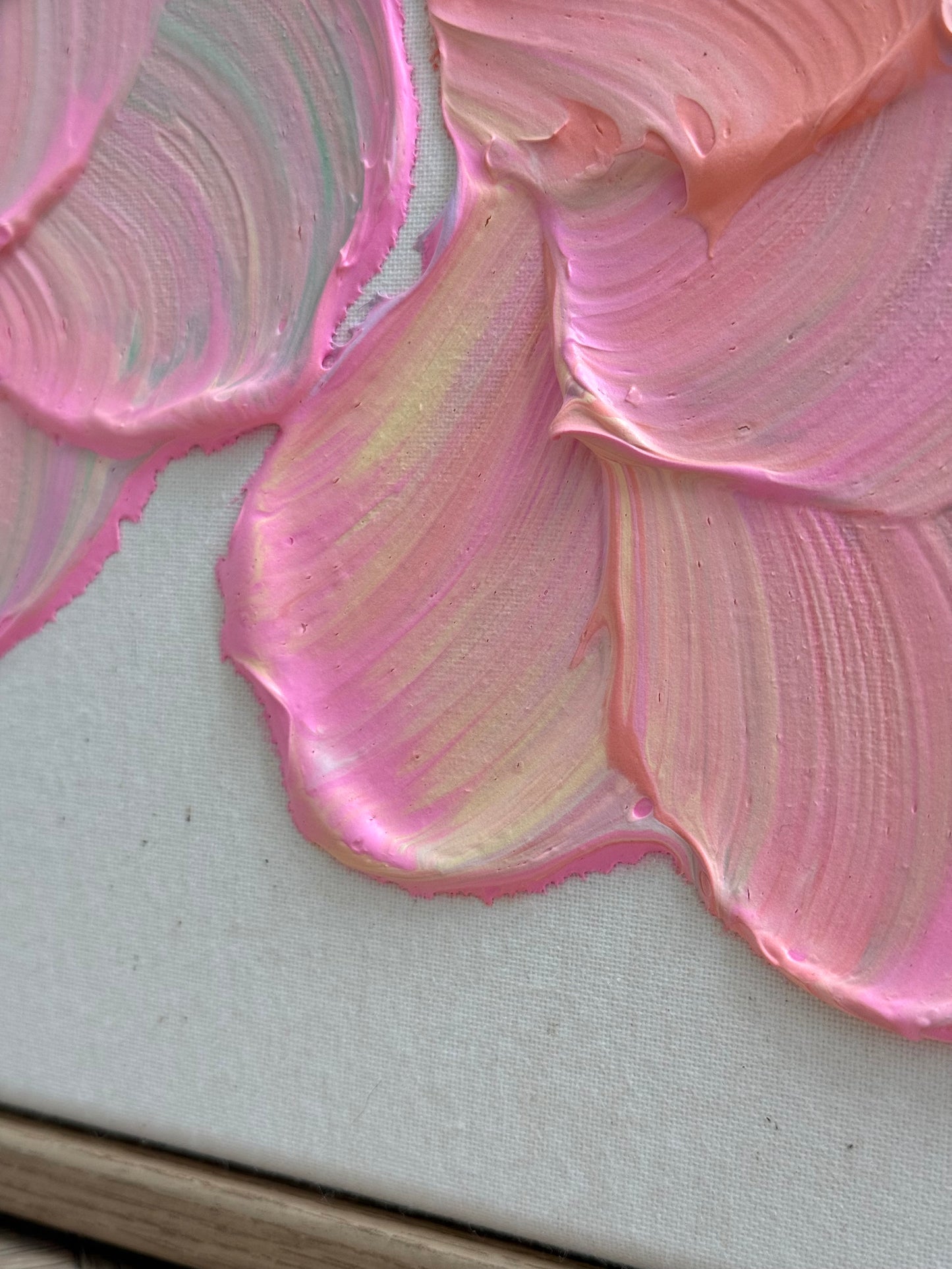 Nahaufnahme einer pink-orangen Acrylblüte mit plastischer Struktur, feinen Pinselspuren und schimmernden Pastellnuancen.