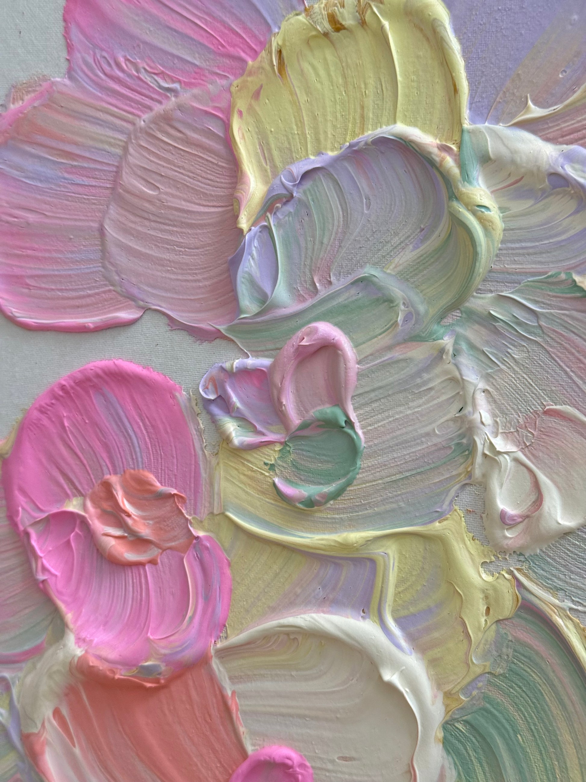 Nahaufnahme einer pinken Acrylblüte mit plastischer Struktur, feinen Pinselspuren und schimmernden Pastellnuancen.