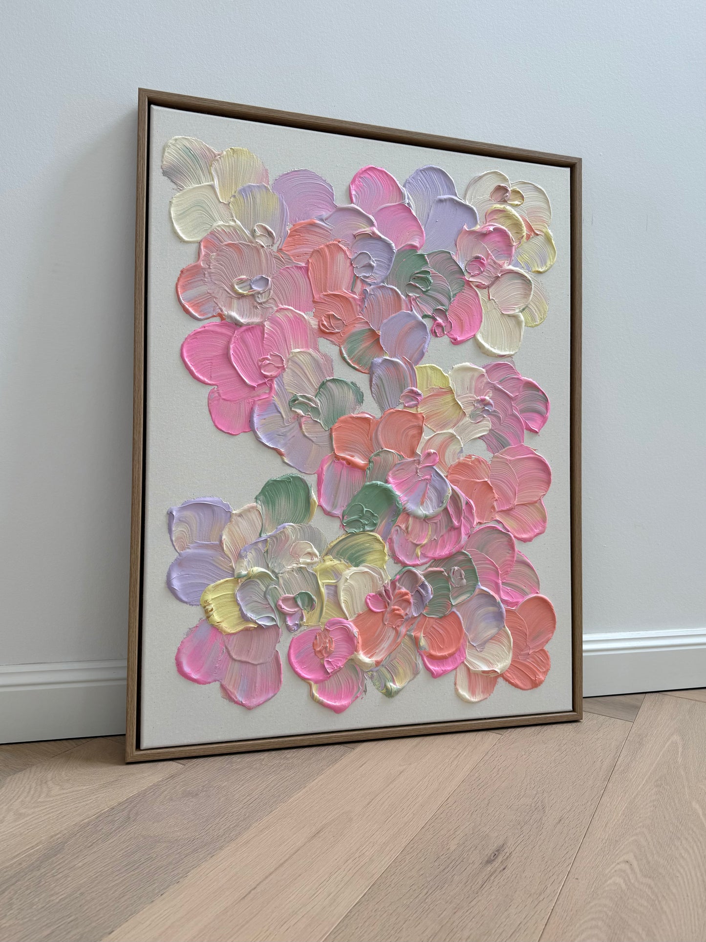 Abstraktes Blumenbild FLORALS #20, 60 x 80 cm, mit cremiger Struktur, pastelligen Blüten und Schattenfugenrahmen in Eiche Natur.
