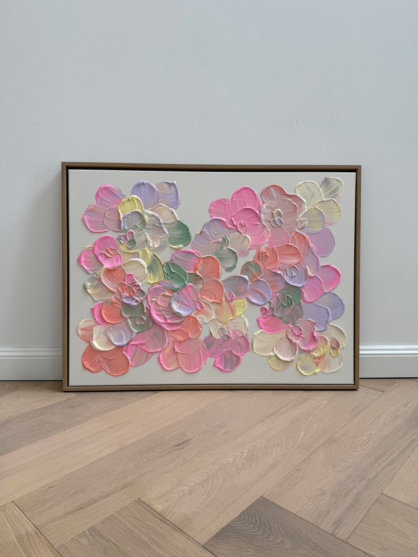 Abstraktes Blumenbild FLORALS #20 im Querformat mit pastelligen Blüten in Pink, Flieder, Hellgelb, Salbei und Apricot.