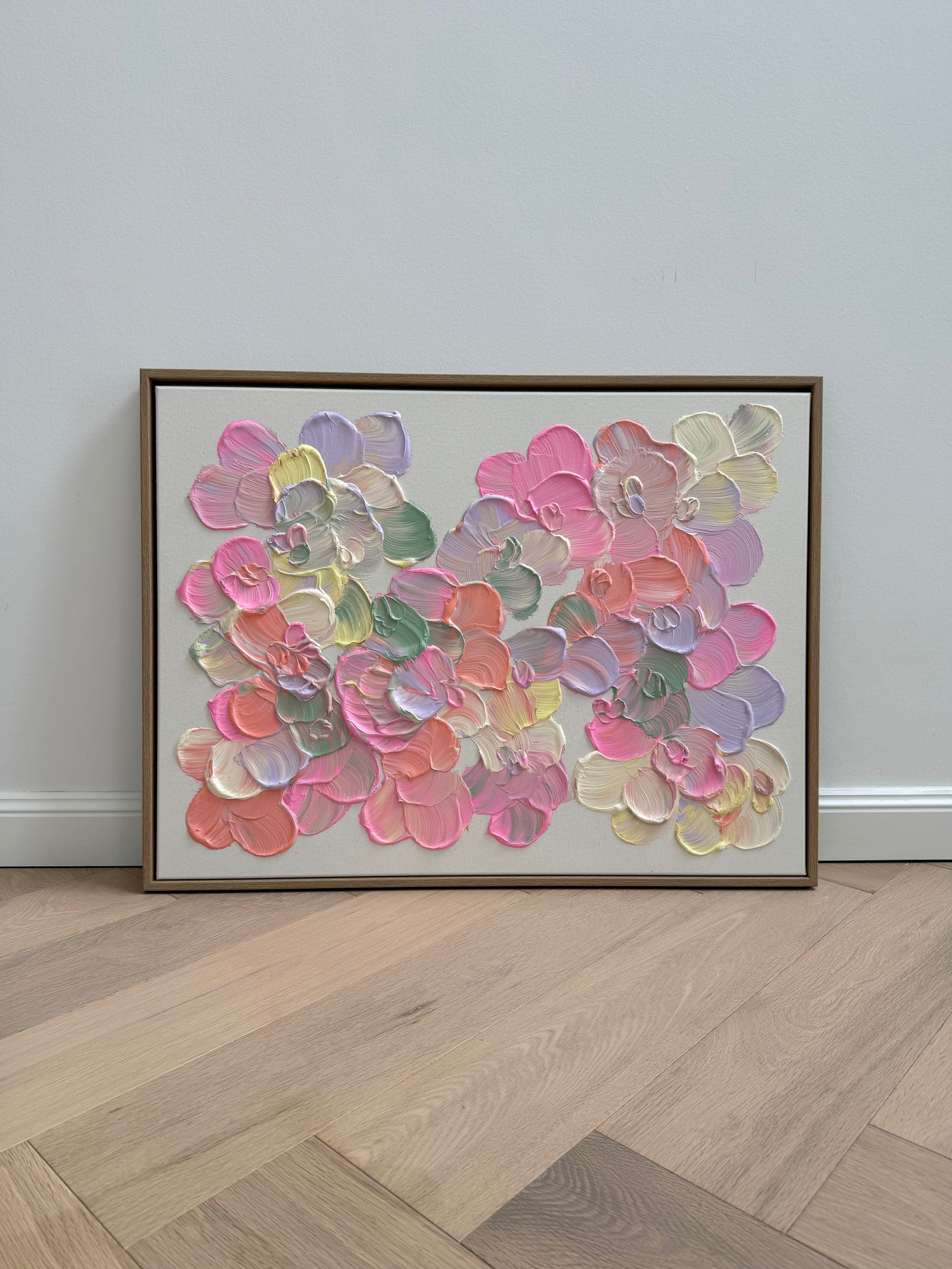 Abstraktes Blumenbild FLORALS #20 im Querformat mit pastelligen Blüten in Pink, Flieder, Hellgelb, Salbei und Apricot.
