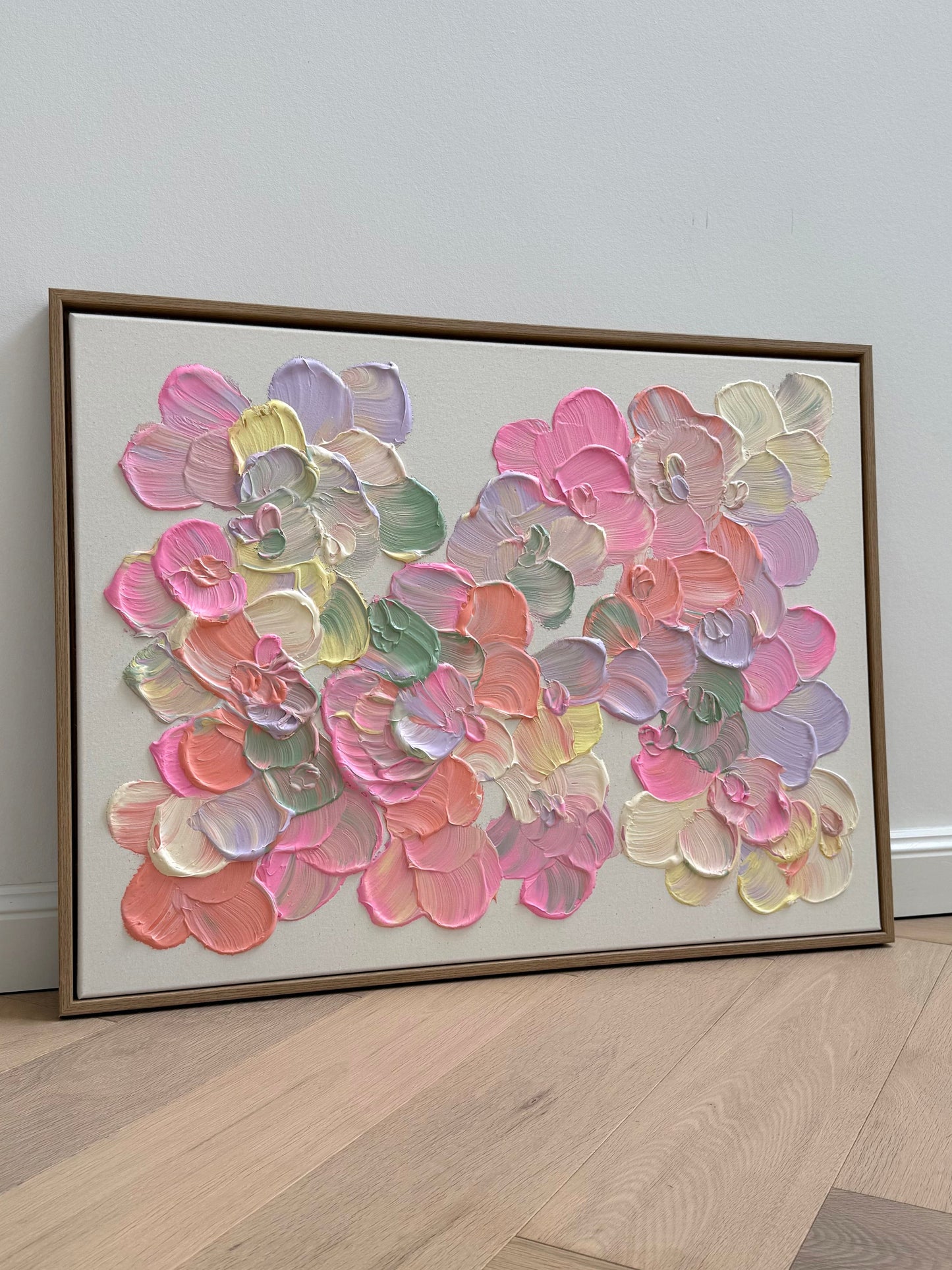 Florales Acrylbild FLORALS #20 auf roher Leinwand mit Strukturpaste in Pink, Flieder, Salbei und Apricot im Eiche Rahmen.