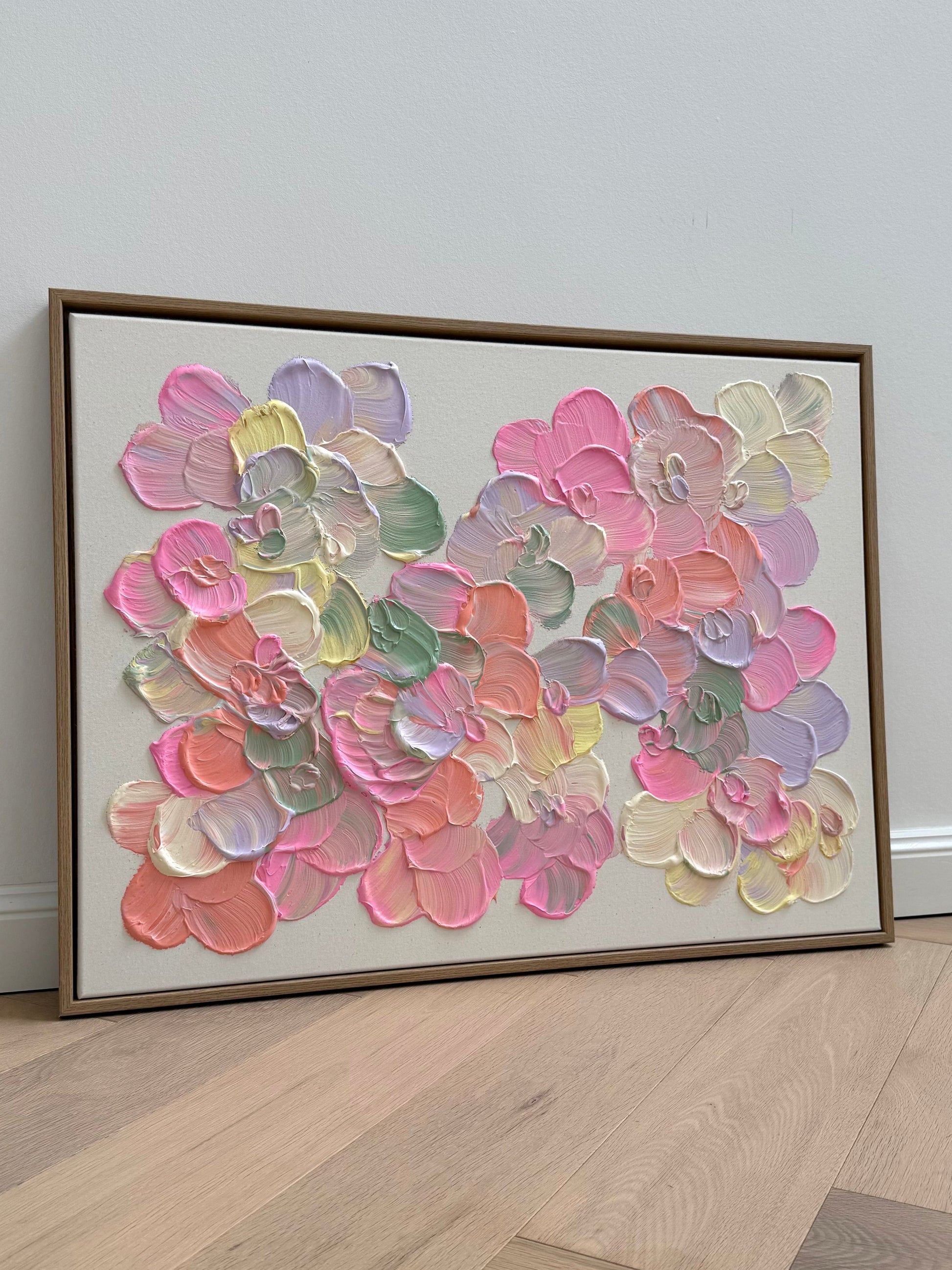 Florales Acrylbild FLORALS #20 auf roher Leinwand mit Strukturpaste in Pink, Flieder, Salbei und Apricot im Eiche Rahmen.