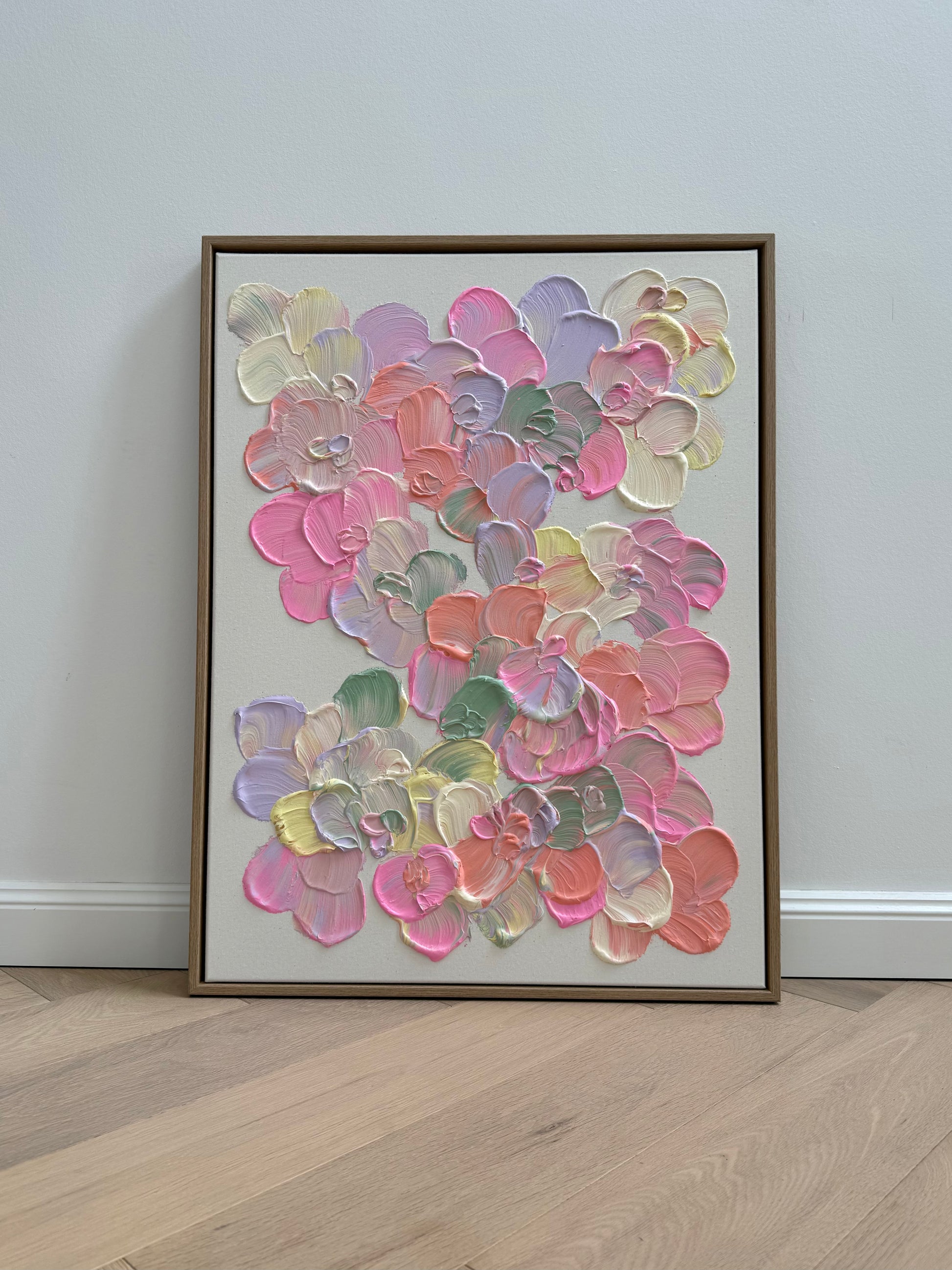 Florales Acrylbild FLORALS #20 im Hochformat mit dicker Strukturpaste, roher Leinwand und Farben in Pink, Flieder und Salbei.