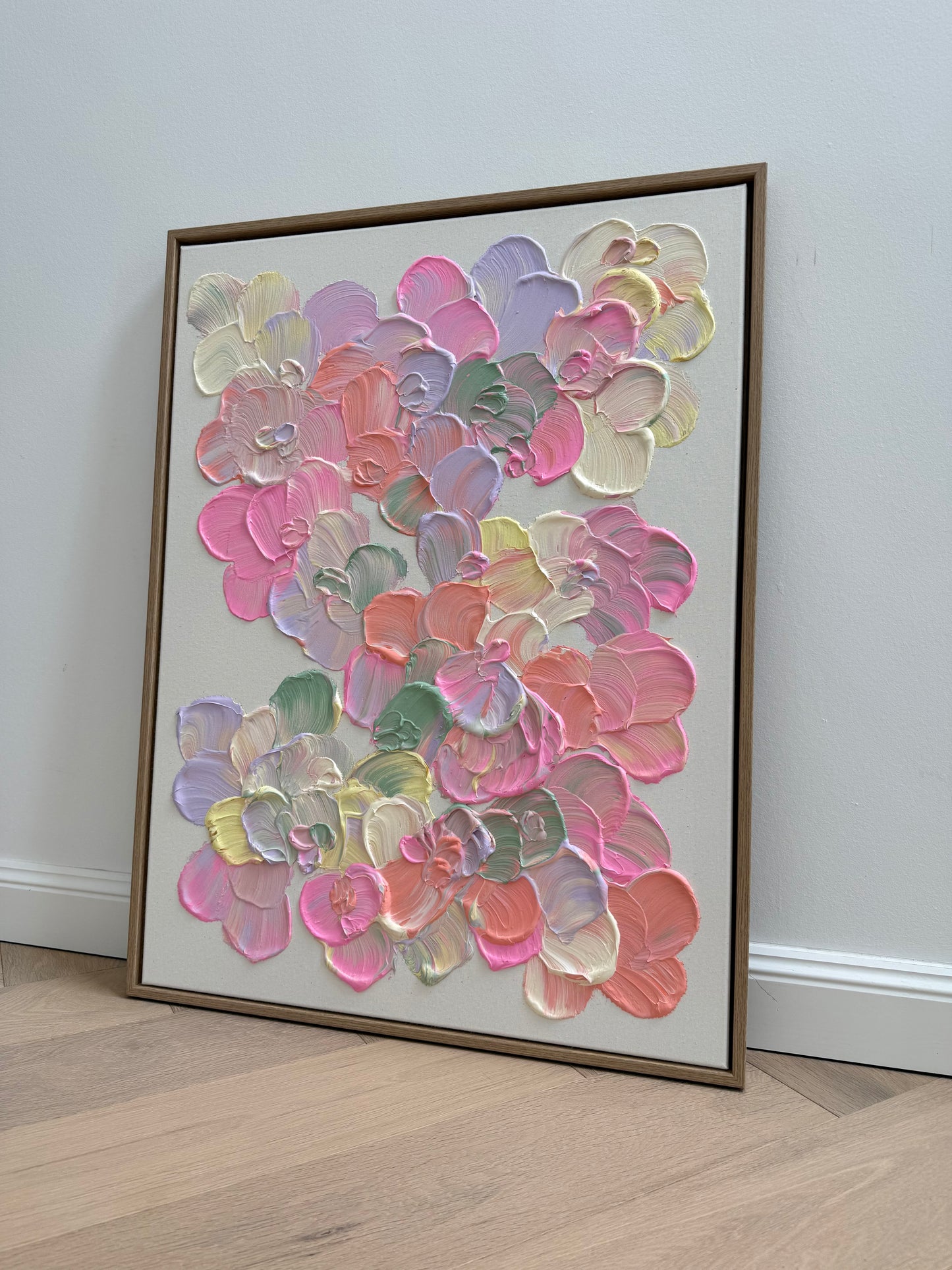 Gerahmtes Blumenbild FLORALS #20 auf roher Leinwand mit plastischen Blüten und heller Farbpalette aus Pink, Apricot und Flieder.