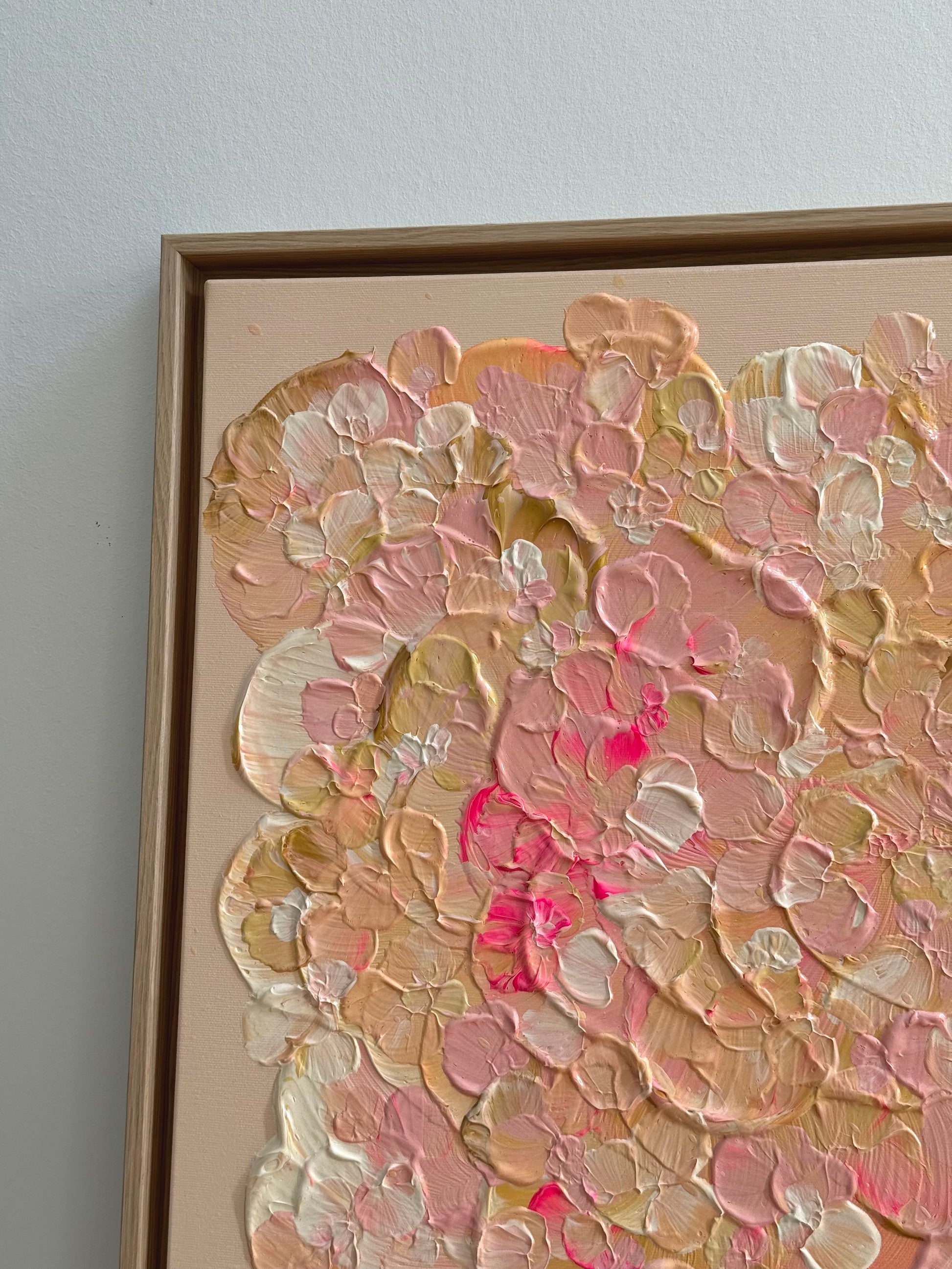 Nahaufnahme der linken oberen Ecke von FLORALS #21 mit cremigen Blütenformen in Rosa, Creme und Apricot im hellen Eichenrahmen.