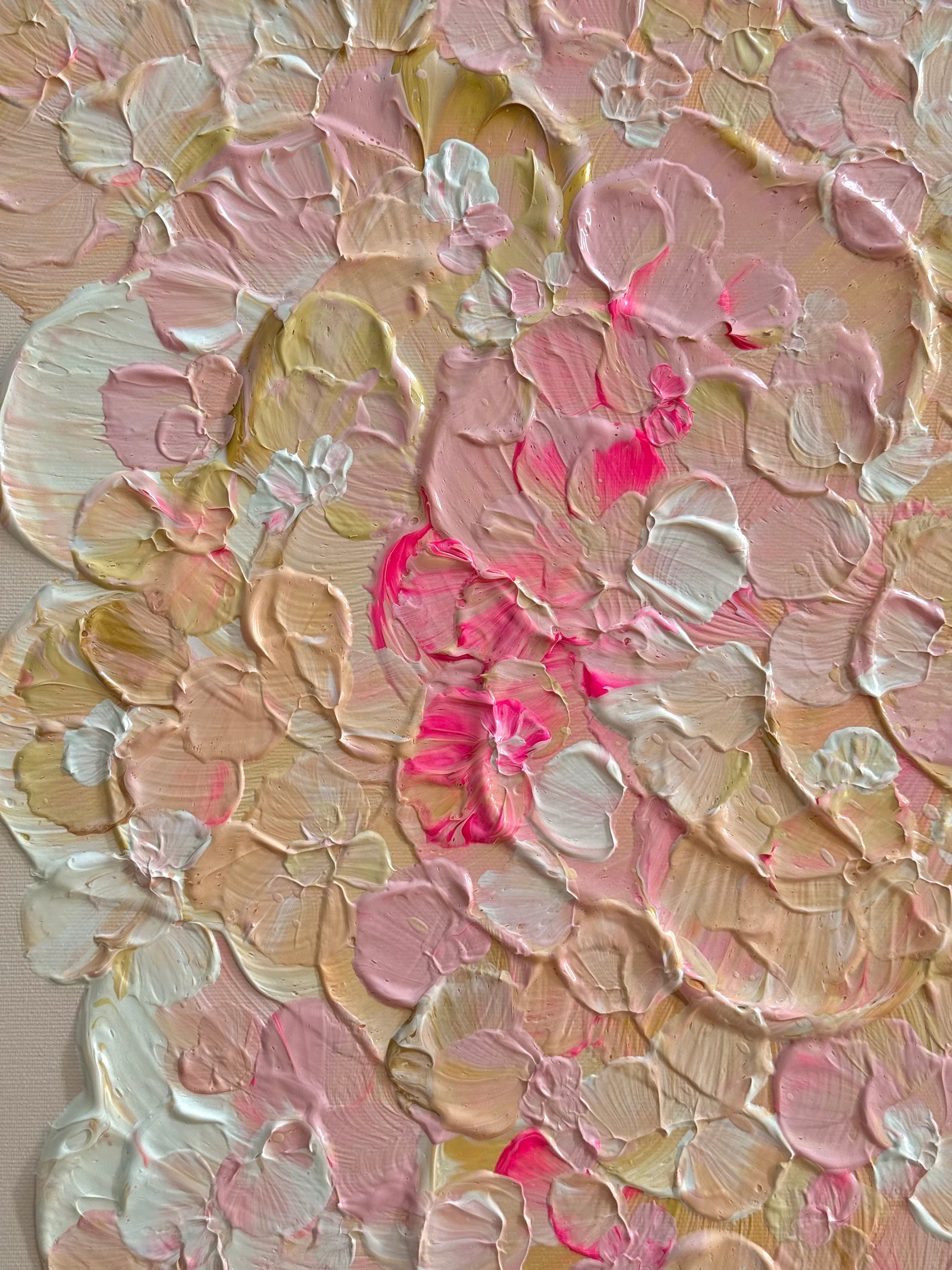 Detailaufnahme der floralen Komposition von FLORALS #21 mit pudrigen Rosétönen, gebrochenem Weiß, Gold und leuchtenden pinken Highlights.