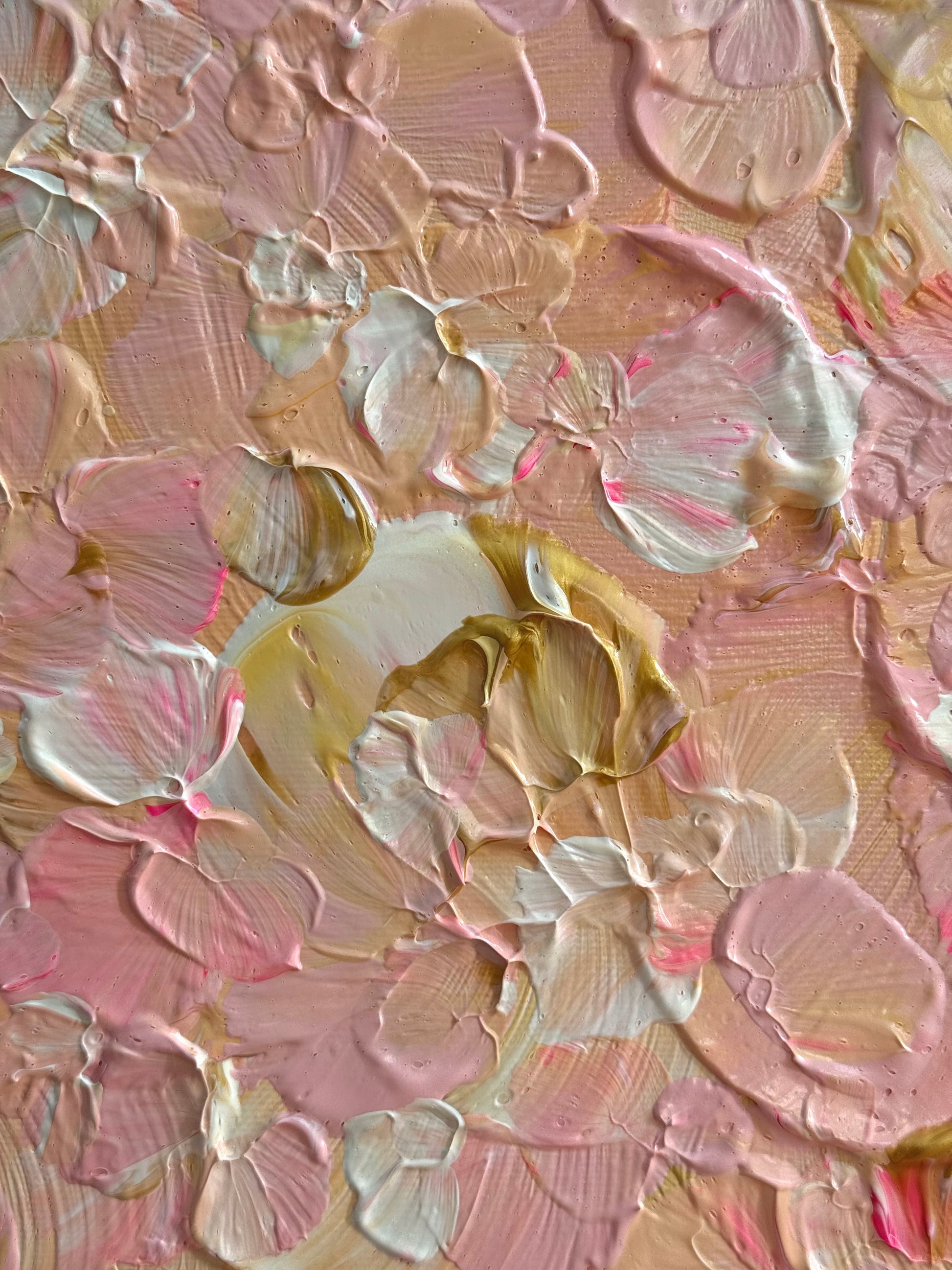 Nahaufnahme von FLORALS #21 mit mehrschichtigen Blütenformen in Altrosa, Creme, Beige und Neapelgelb sowie sichtbaren Pinselspuren.