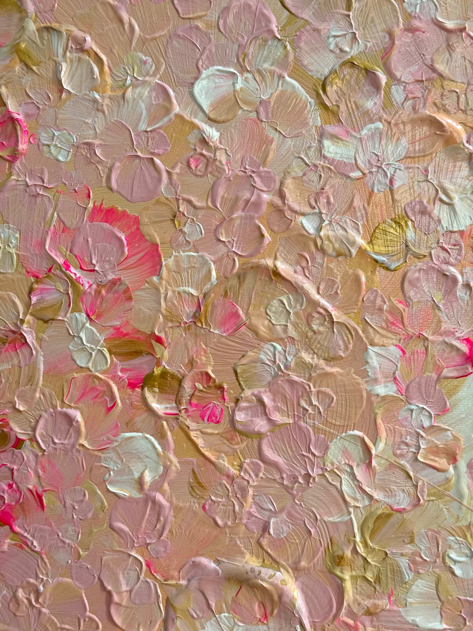 Detailansicht von FLORALS #21 mit überlagernden Blütenformen in warmen Natur- und Rosétönen sowie leuchtenden Akzenten in Neonpink.