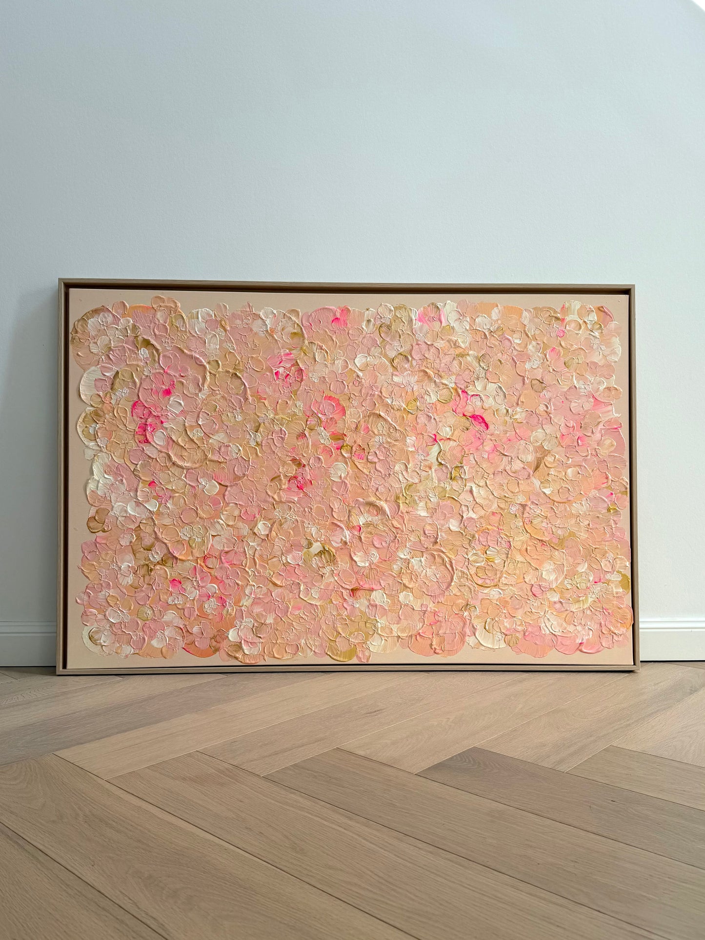Großes florales Acrylbild FLORALS #21 im Format 120 × 80 cm, im hellen Wohnraum mit natürlichem Holzboden und Eichenrahmen inszeniert.