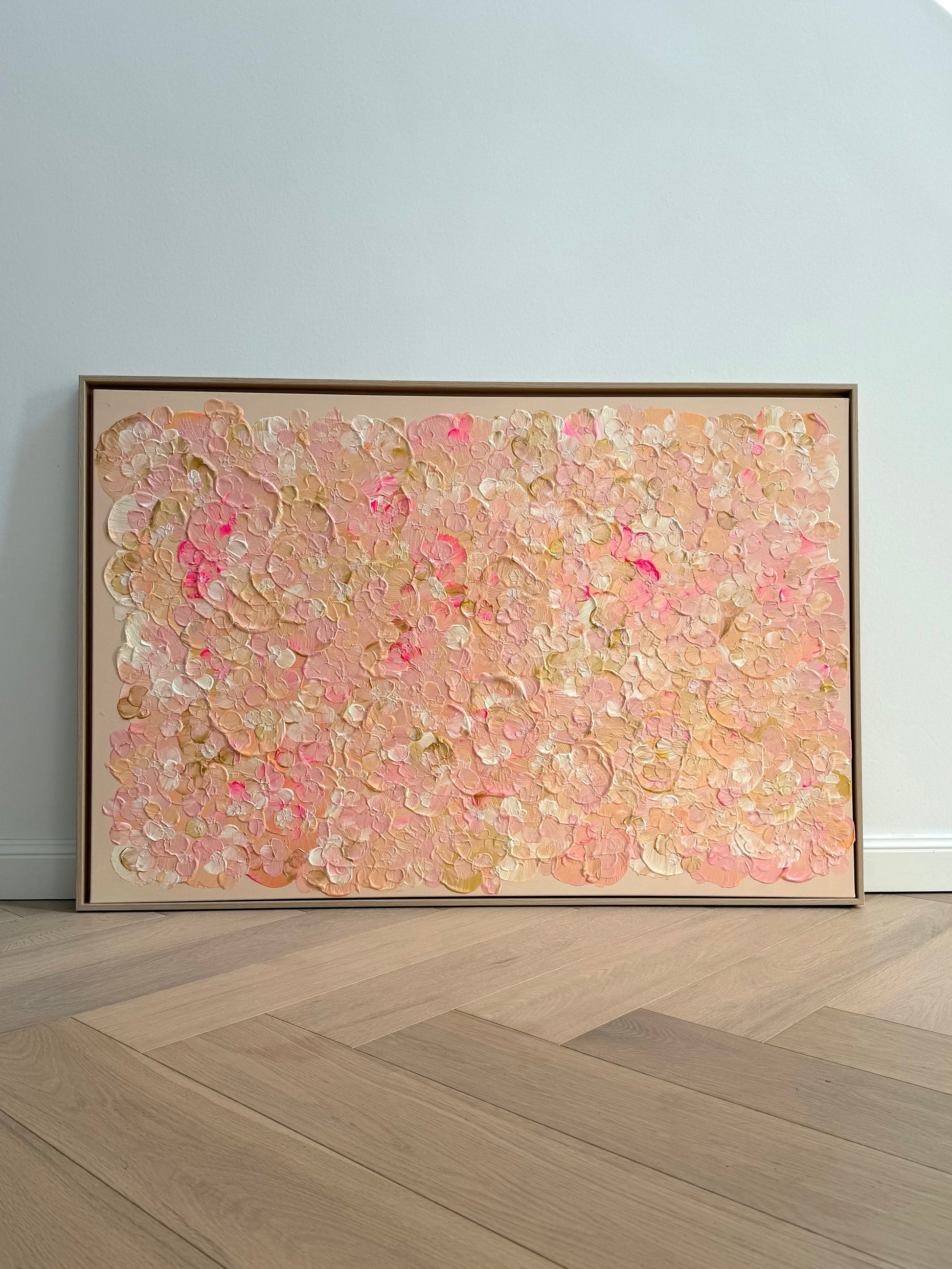 Großes florales Acrylbild FLORALS #21 im Format 120 × 80 cm, im hellen Wohnraum mit natürlichem Holzboden und Eichenrahmen inszeniert.