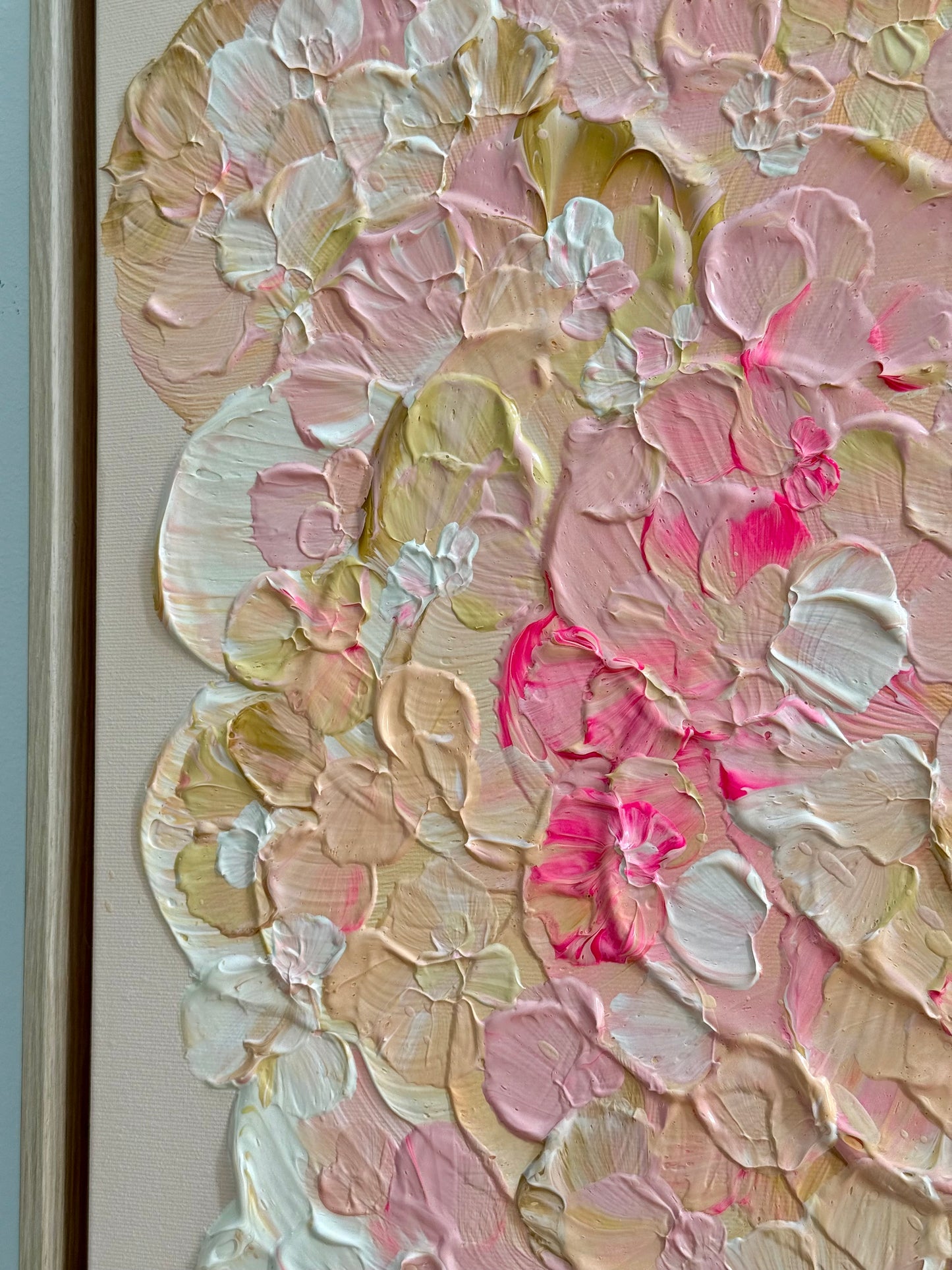 Seitliche Ansicht von FLORALS #21 mit mehrschichtiger floraler Textur in Rosa, Apricot und Creme sowie sichtbarem Eiche-Natur-Rahmen.